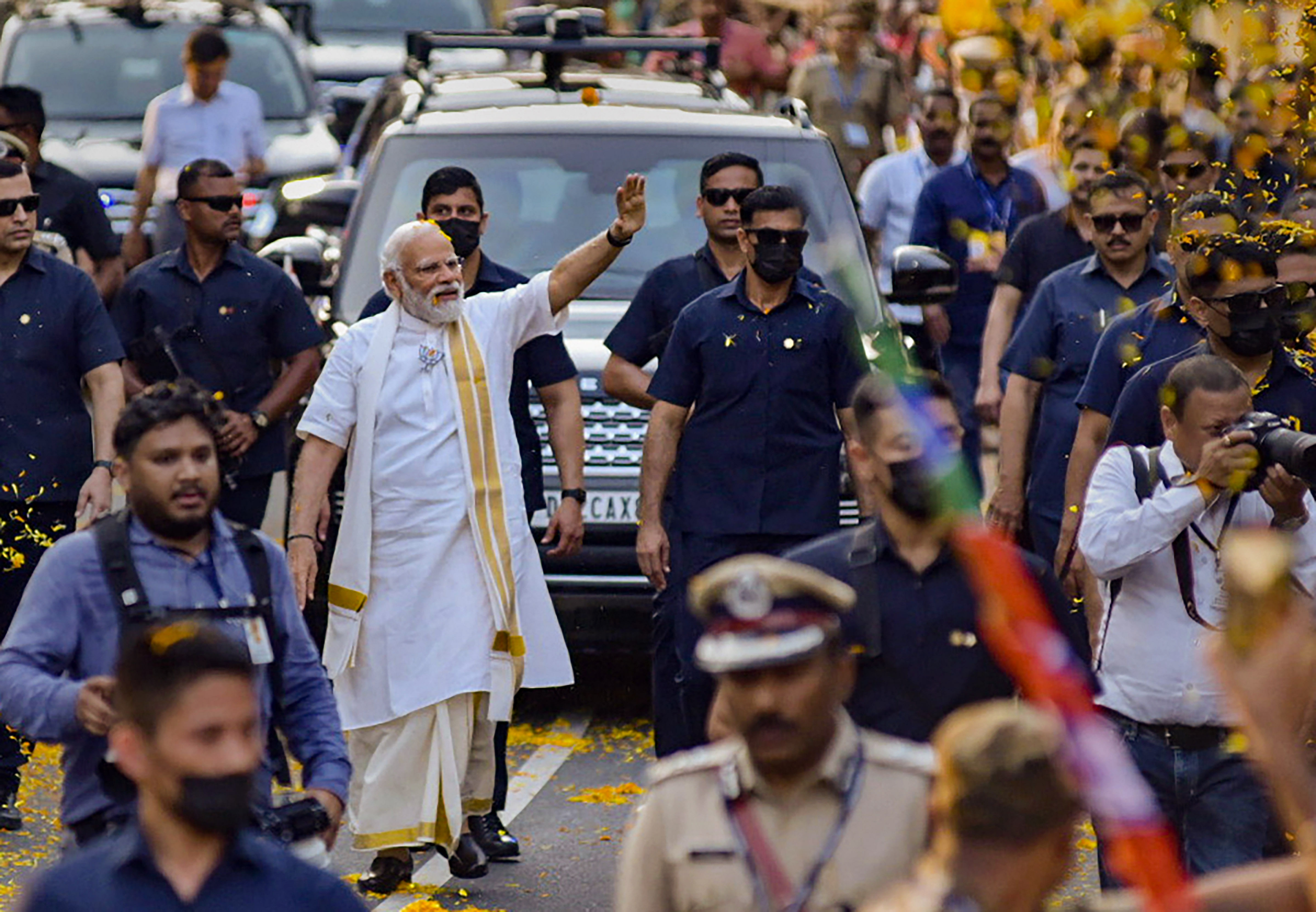 ಕೇರಳದ ಕೊಚ್ಚಿಗೆ ಸೋಮವಾರ ಭೇಟಿ ನೀಡಿದ್ದ ಪ್ರಧಾನಿ ನರೇಂದ್ರ ಮೋದಿ ಅವರಿಗೆ ಅದ್ಧೂರಿ ಸ್ವಾಗತ ನೀಡಲಾಯಿತು