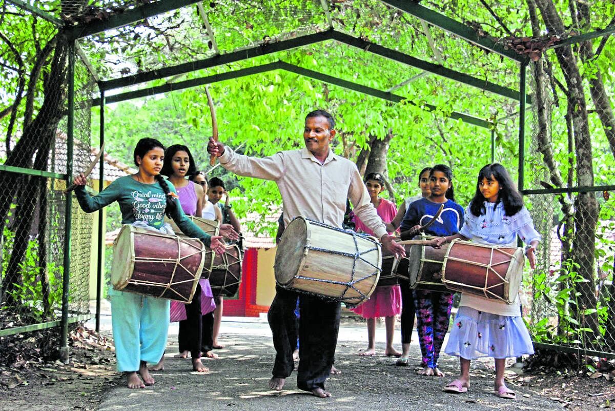 ಕುಪ್ಪಳಿಯಲ್ಲಿ ನಡೆಯುತ್ತಿರುವ ‘ಮಳೆಬಿಲ್ಲು’ ಮಕ್ಕಳ ರಜಾ ಶಿಬಿರದಲ್ಲಿ ಡೊಳ್ಳು ಕುಣಿತದ ತರಬೇತಿ.