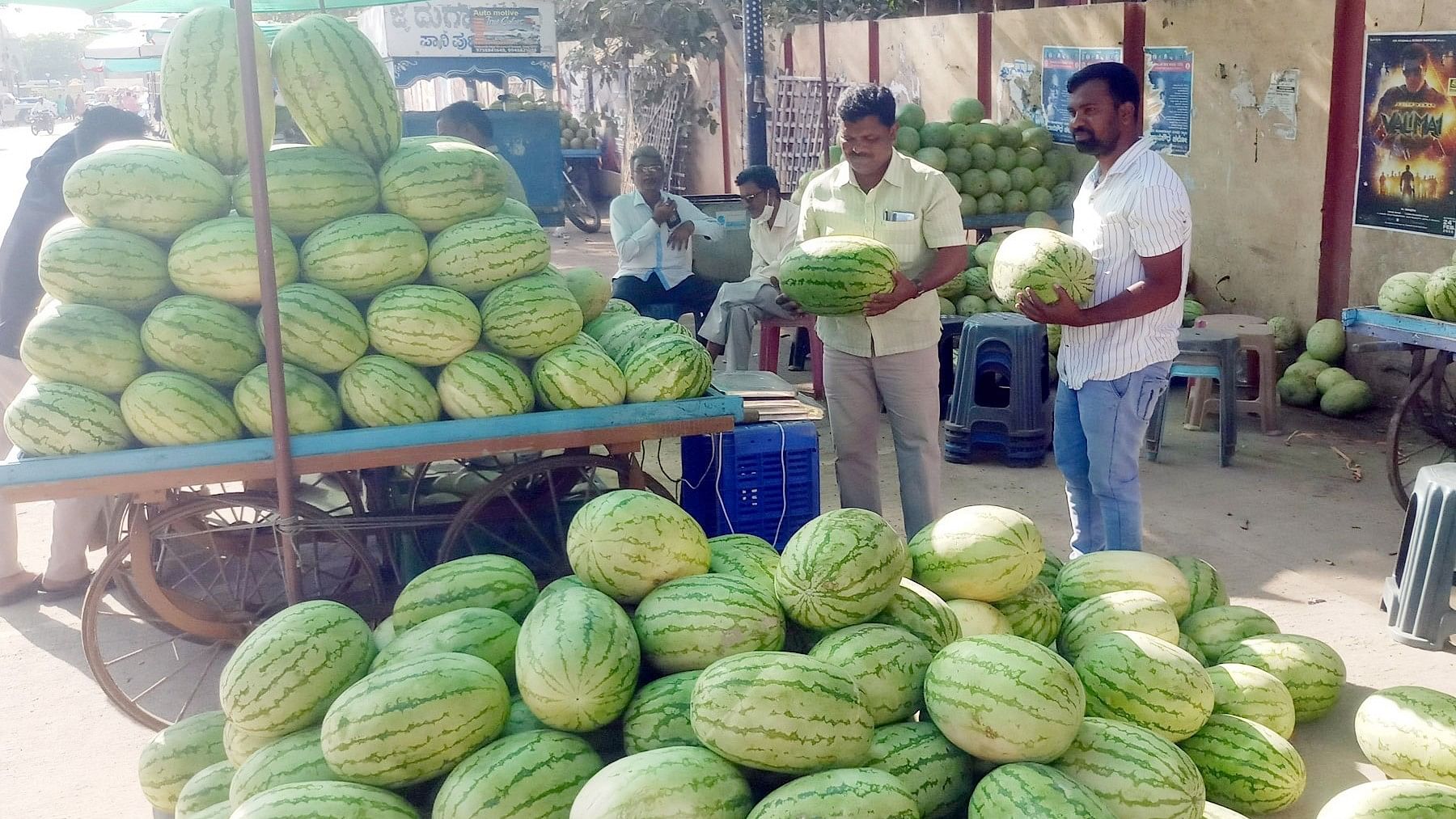 ಲಕ್ಷ್ಮೇಶ್ವರದಲ್ಲಿ ಭರ್ಜರಿಯಾಗಿ ಸಾಗಿರುವ ಕಲ್ಲಂಗಡಿ ಹಣ್ಣಿನ ಮಾರಾಟ