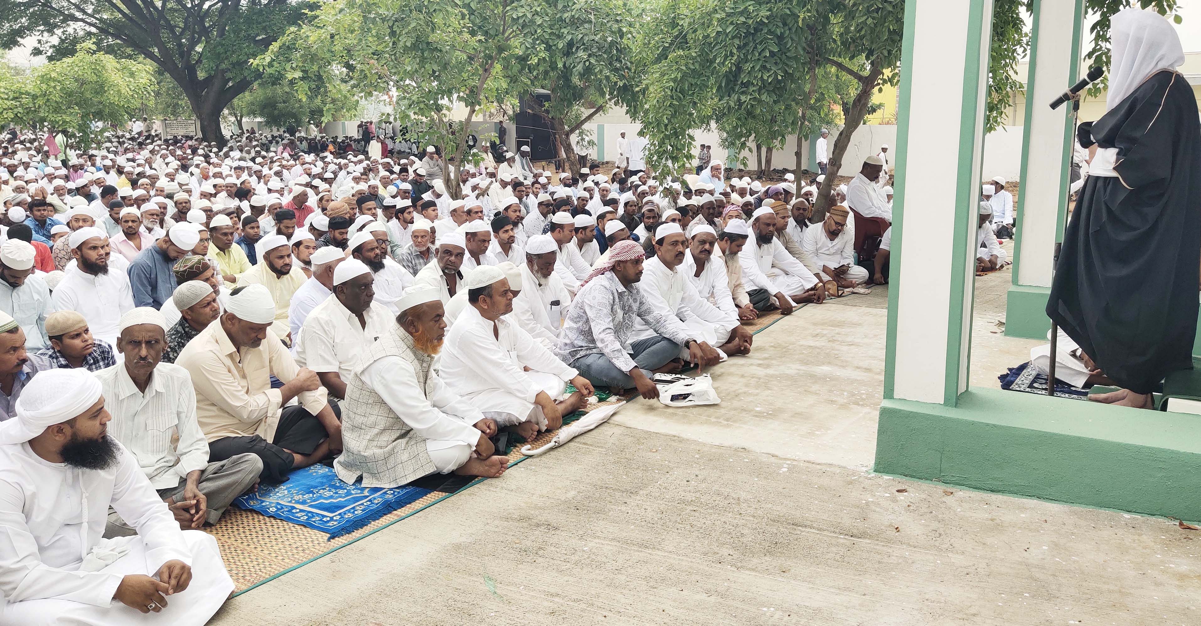 ಬಾಗೇಪಲ್ಲಿ ಪಟ್ಟಣದ ಹೊರವಲಯದ ಈದ್ಗಾ ಮೈದಾನದಲ್ಲಿ ಮುಸ್ಲಿಮರು ವಿಶೇಷ ಪ್ರಾರ್ಥನೆ ಮಾಡಿದರು