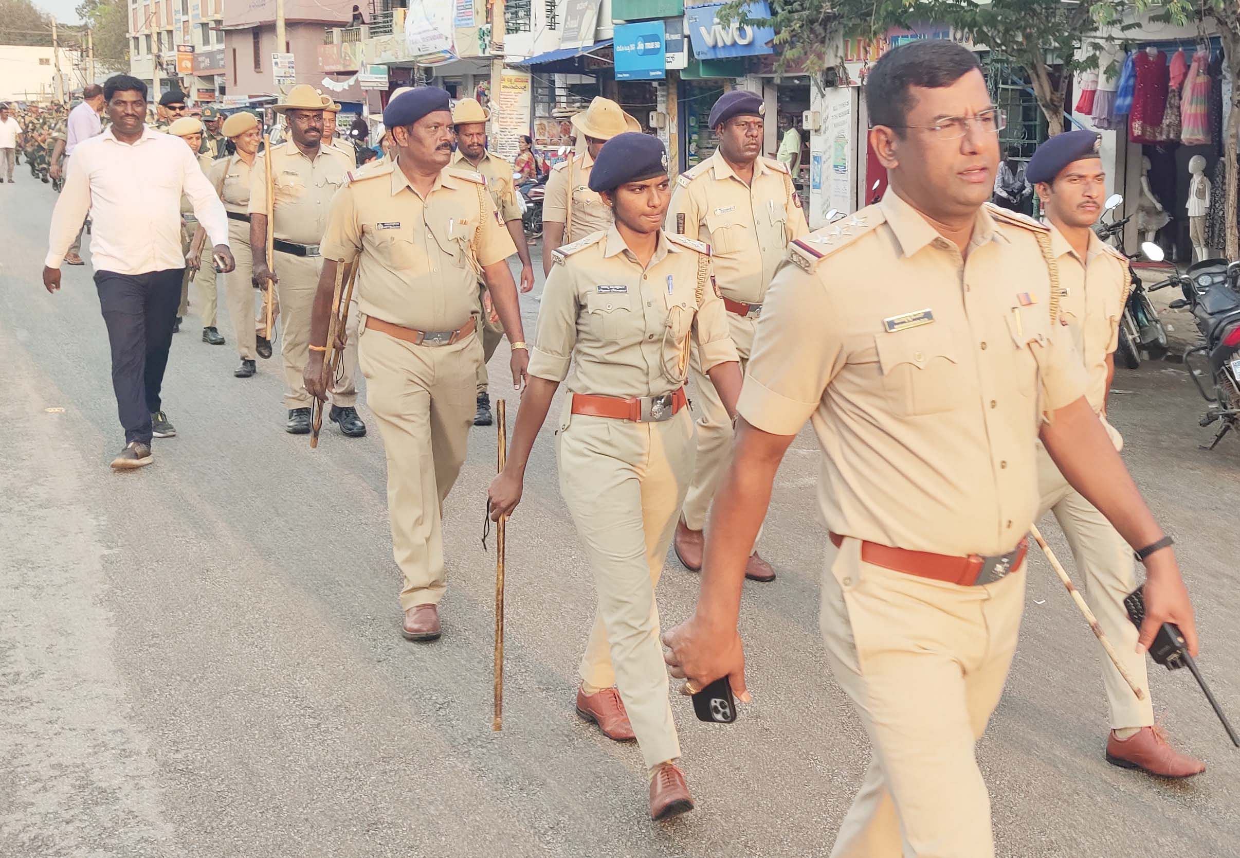 ಬಾಗೇಪಲ್ಲಿ ಮುಖ್ಯರಸ್ತೆಯಲ್ಲಿ ಸರ್ಕಲ್‌ ಇನ್‌ಸ್ಪೆಕ್ಟರ್ ಡಿ.ಎಚ್.ಮುನಿಕೃಷ್ಣ ನೇತೃತ್ವದಲ್ಲಿ ಪೊಲೀಸರು, ಮಿಲಿಟರಿ ಪಡೆಯಿಂದ ಪಥಸಂಚಲನ ನಡೆಯಿತು