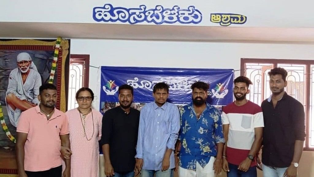 ಕುಂದಾಪುರ ಸಮೀಪದ ತಲ್ಲೂರಿನಲ್ಲಿ ಅಸಹಾಯಕ ಸ್ಥಿತಿಯಲ್ಲಿದ್ದ ಯುವಕನೋರ್ವನನ್ನು ರಕ್ಷಿಸಿರುವ ಸ್ಥಳೀಯರು, ಆತನಿಗೆ ಹೊಸಬೆಳಕು ಆಶ್ರಮದಲ್ಲಿ ಆಶ್ರಯ ಕಲ್ಪಿಸಿದರು