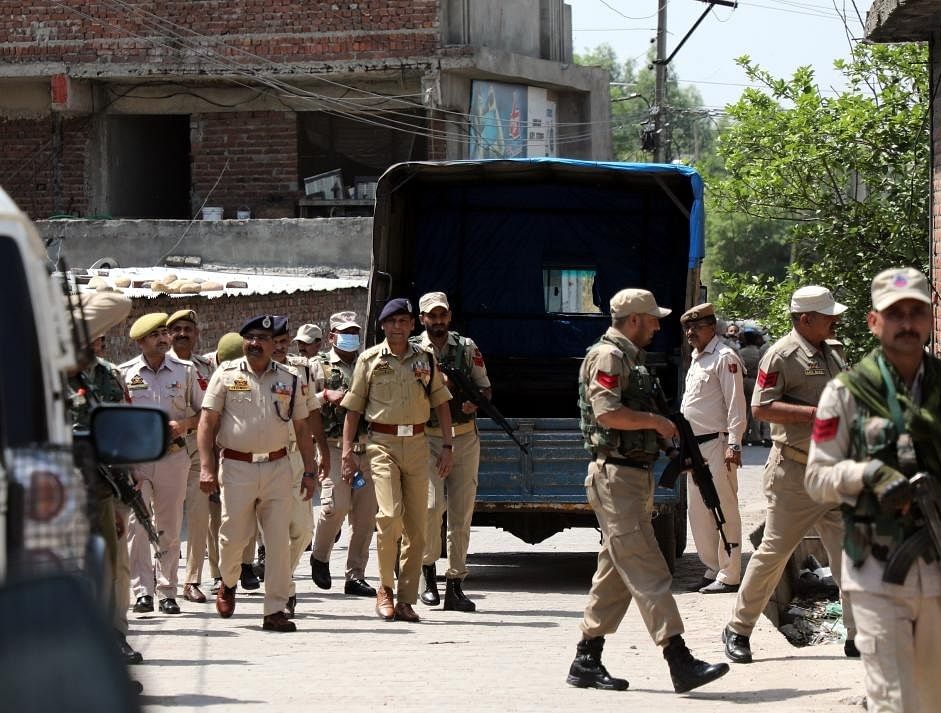 Security officers arrive at the site of an attack in Jammu, the winter capital of Indian-controlled Kashmir, April 22, 2022. (Str/Xinhua/IANS)