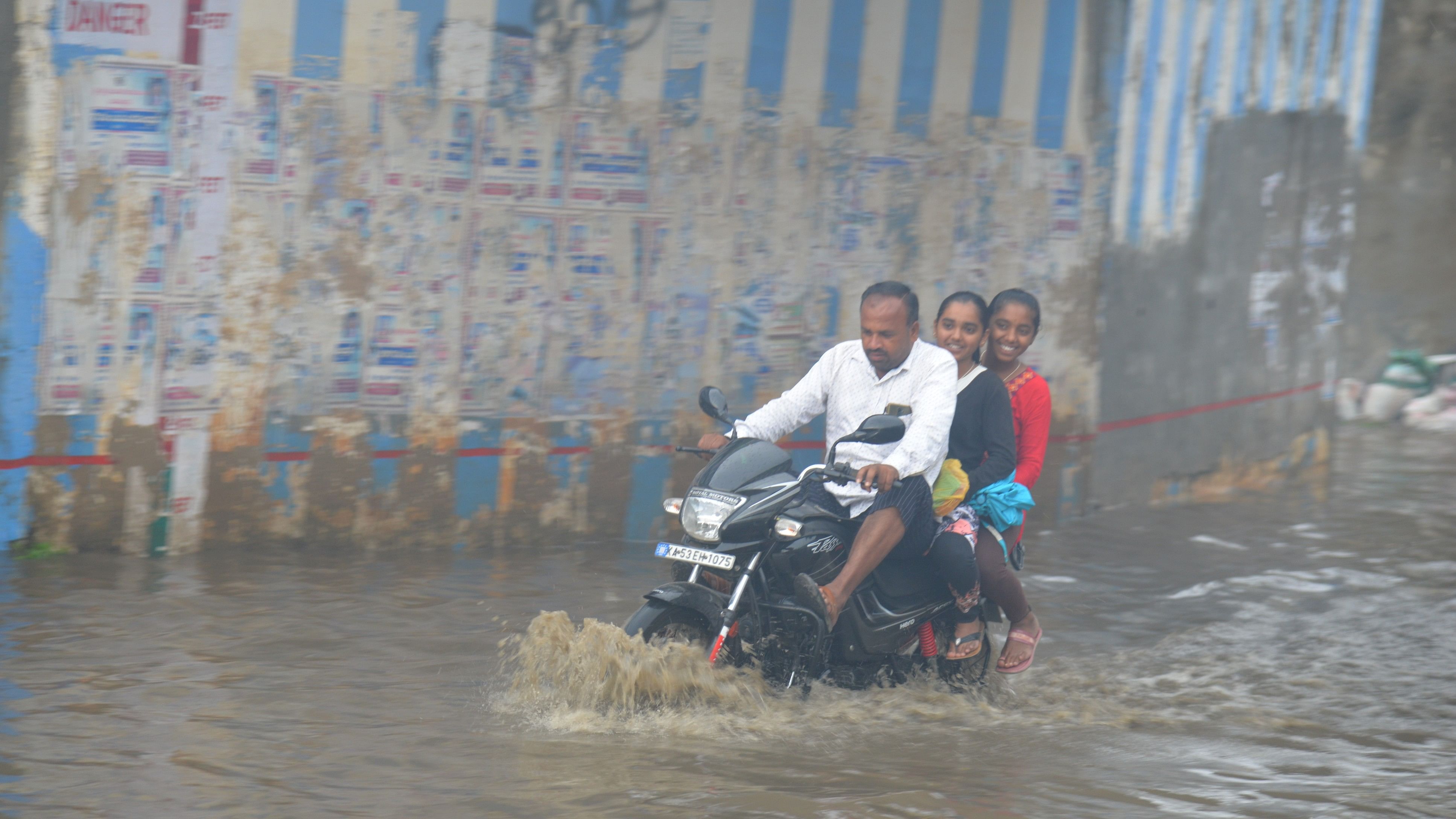 ಭಾರಿ ಮಳೆಯಿಂದ ಕೋಲಾರದ ರೈಲ್ವೆ ಕೆಳಸೇತುವೆ ಬಳಿ ನೀರು ಸಂಗ್ರಹವಾಗಿದ್ದು, ದ್ವಿಚಕ್ರ ವಾಹನ ಸವಾರರ ಪರದಾಟ