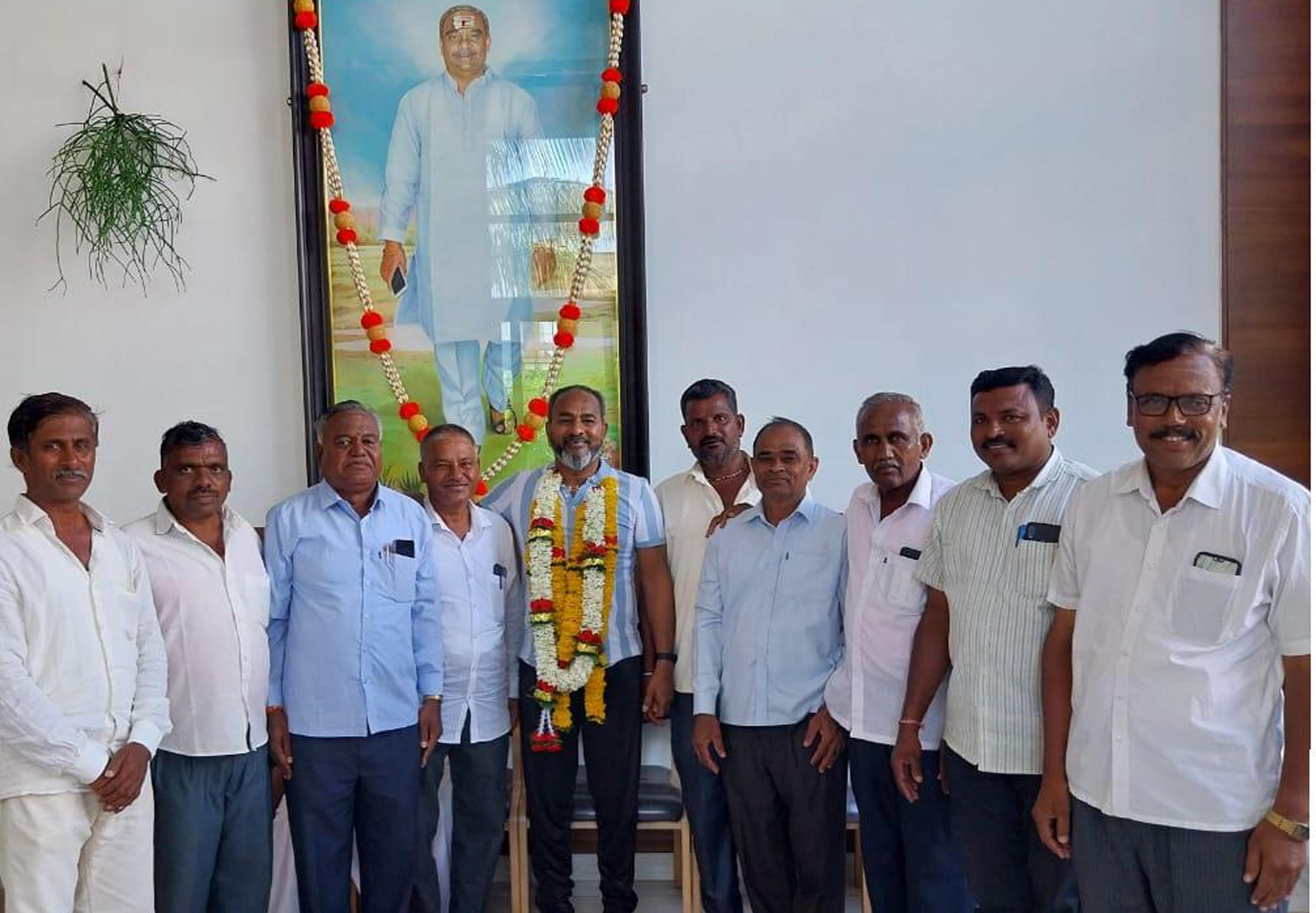 ಹುಕ್ಕೇರಿ ತಾಲ್ಲೂಕಿನ ಬೆಲ್ಲದ ಬಾಗೇವಾಡಿಯಲ್ಲಿ ಬಿಡಿಸಿಸಿ ಬ್ಯಾಂಕ್ ಅಧ್ಯಕ್ಷ ರಮೇಶ್ ಕತ್ತಿ ಅವರನ್ನು ಕ್ಷೇತ್ರದ ಜನರು ಸತ್ಕರಿಸಿದರು