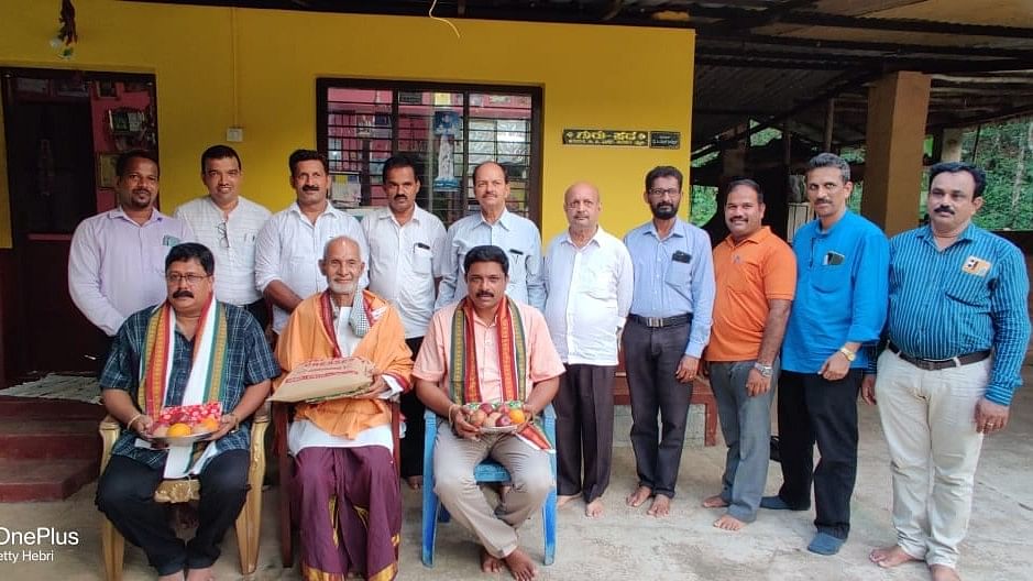 ‌ಹೆಬ್ರಿ ಸಮೀಪದ ಶಿವಪುರ ಪಾಂಡುಕಲ್ಲು ಗುರುಪದದಲ್ಲಿ ಸೋಮವಾರ ಸೀನಿಯರ್ ಚೇಂಬರ್ ಇಂಟರ್‌ ನ್ಯಾಷನಲ್ ಹೆಬ್ರಿಘಟಕದ ಚಿಂತನ ಮಂಥನ ಸಭೆಯಲ್ಲಿ ಸೀನಿಯರ್ ಚೇಂಬರ್ ಇಂಟರ್‌ ನ್ಯಾಷನಲ್ ರಾಷ್ಟ್ರೀಯ ನಿರ್ದೇಶಕ ಚಿತ್ರ ಕುಮಾರ್‌, ಹರಿದಾಸ ಬಿ.ಸಿ. ರಾವ್ ಶಿವಪುರ ಮತ್ತು ರಾಷ್ಟ್ರೀಯ ಉಪಾಧ್ಯಕ್ಷ ನವೀನ್ ಅಮೀನ್ ಶಂಕರಪುರ ಅವರನ್ನು ಗೌರವಿಸಲಾಯಿತು. 