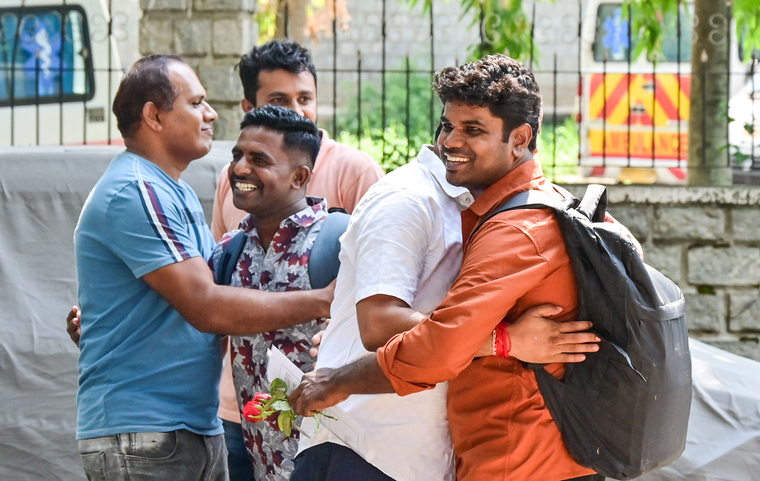 ಬೆಂಗಳೂರಿನ ಪರಪ್ಪನ ಅಗ್ರಹಾರದ ಕೇಂದ್ರ ಕಾರಾಗೃಹದಿಂದ ಸನ್ನಡತೆ ಮೇಲೆ ಬಿಡುಗಡೆಯಾದ ಕೈದಿಗಳು ತಮ್ಮ ಆಪ್ತರೊಂದಿಗೆ ಸಂಭ್ರಮ ಹಂಚಿಕೊಂಡರು. ಪ್ರಜಾವಾಣಿ ಚಿತ್ರ/ ಪ್ರಶಾಂತ್ ಎಚ್.ಜಿ.