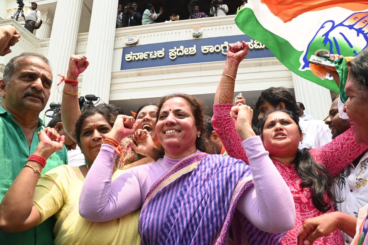 ಕೆಪಿಸಿಸಿ ಕಚೇರಿ ಬಳಿ ಸಂಭ್ರಮಾಚರಣೆ