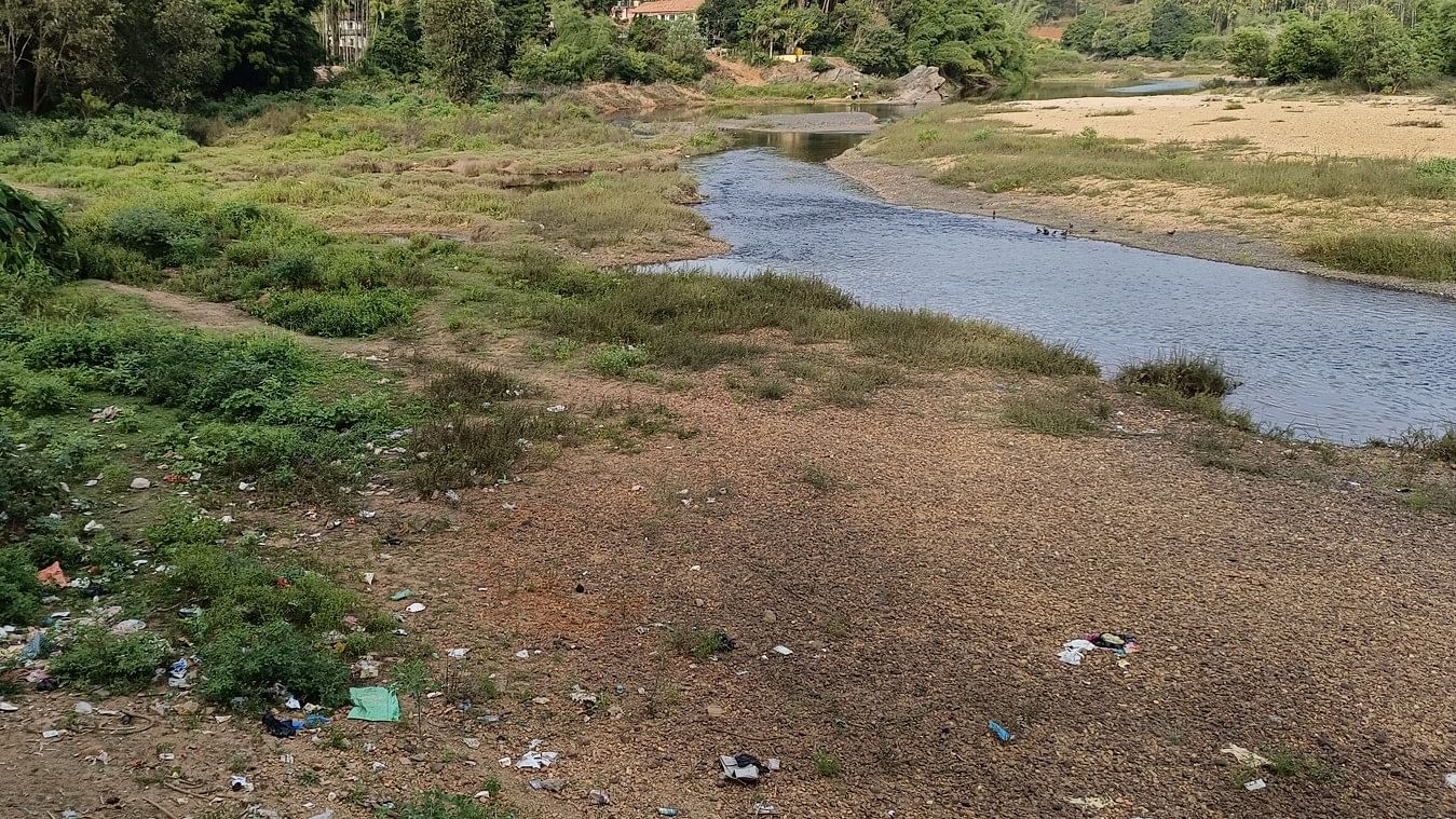 ಶೃಂಗೇರಿಯಲ್ಲಿ ಬತ್ತಿಹೋದ ತುಂಗಾನದಿ ದಡದಲ್ಲಿ ವಾಸನೆ ತಾಳಲಾಗುವುದಿಲ್ಲ. ತುಂಗಾನದಿ ಹಳ್ಳದಂತೆ ಹರಿಯುತ್ತಿದ್ದು, ನದಿಪಾತ್ರದಲ್ಲಿ ಪ್ಲಾಸ್ಟಿಕ್ ಕಸ ಬಿದ್ದಿದೆ