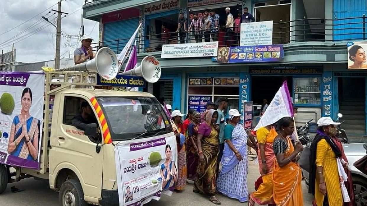 ಬೆಂಬಲಿಗರೊಂದಿಗೆ ಪ್ರಚಾರದಲ್ಲಿ ತೊಡಗಿರುವ ಜಯಶ್ರೀ