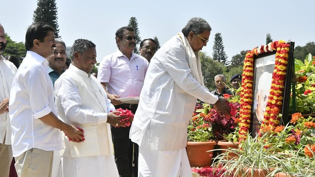 ಜವಾಹರಲಾಲ್ ನೆಹರೂ ಅವರ 59ನೇ ಪುಣ್ಯ ತಿಥಿಯ ಅಂಗವಾಗಿ ವಿಧಾನಸೌಧದ ಆವರಣದಲ್ಲಿರುವ ನೆಹರೂ ಪ್ರತಿಮೆಗೆ ಶನಿವಾರ ಸಿಎಂ ಸಿದ್ದರಾಮಯ್ಯ ಮಾಲಾರ್ಪಣೆ ಮಾಡಿದರು