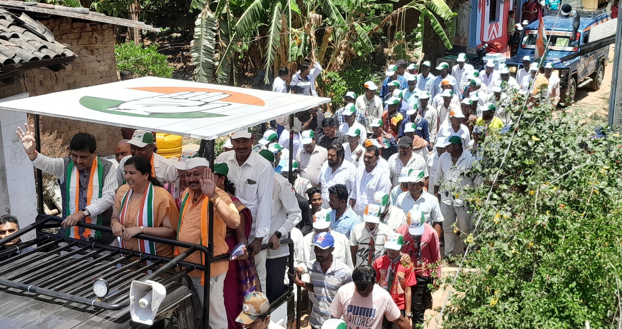 ಖಾನಾಪುರ ತಾಲ್ಲೂಕಿನ ಗರ್ಲಗುಂಜಿಯಲ್ಲಿ ಶುಕ್ರವಾರ ನಡೆದ ರೋಡ್ ಶೋನಲ್ಲಿ ಅಶೋಕ ಚವ್ಹಾಣ, ಅಂಜಲಿ ನಿಂಬಾಳಕರ ಭಾಗವಹಿಸಿದ್ದರು