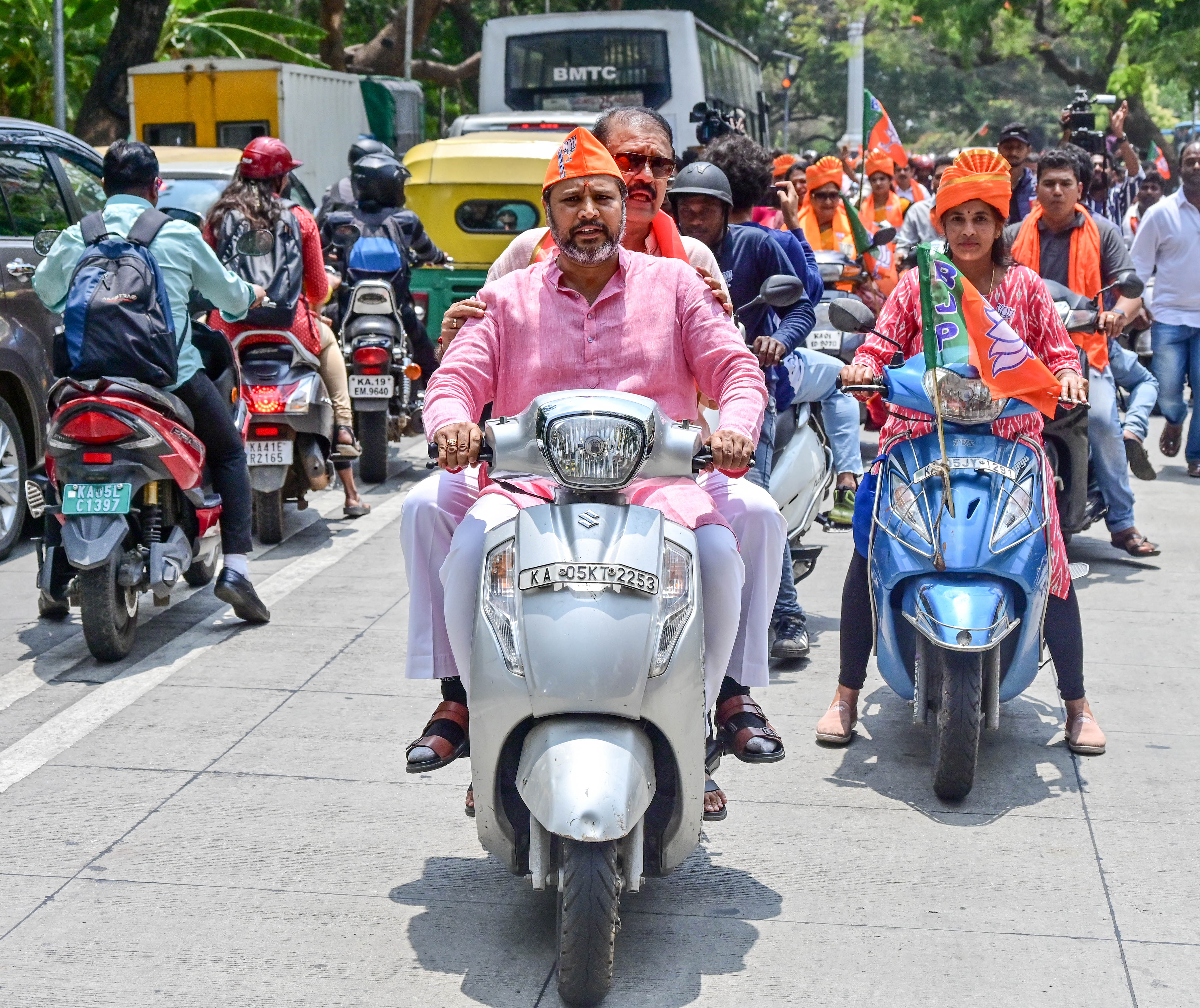 ಚಿಕ್ಕಪೇಟೆ ವಿಧಾನಸಭಾ ಕ್ಷೇತ್ರದಲ್ಲಿ ಬಿಜೆಪಿ ಕಾರ್ಯಕರ್ತರು ನಡೆಸಿದ್ದ ಬೈಕ್ ರ‍್ಯಾಲಿಯಲ್ಲಿ ಶಾಸಕ ಉದಯ್ ಗರುಡಾಚಾರ್‌ (ಹಿಂಬದಿ ಸವಾರ) ಹೆಲ್ಮೆಟ್‌ ಧರಿ ಸದೆ ಸ್ಕೂಟಿಯಲ್ಲಿ ಪ್ರಯಾಣಿಸಿದ್ದರು 