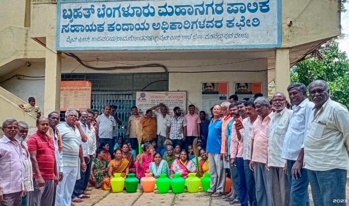 ರಾಮಗೊಂಡನಹಳ್ಳಿ ಗ್ರಾಮದ ನಿವಾಸಿಗಳು ವೈಟ್‌ ಫೀಲ್ಡ್ ಬಿಬಿಎಂಪಿ ಕಚೇರಿಗೆ ಮುತ್ತಿಗೆ ಹಾಕಿ ಬೀಗ ಜಡಿದು ಪ್ರತಿಭಟಿಸಿದರು.