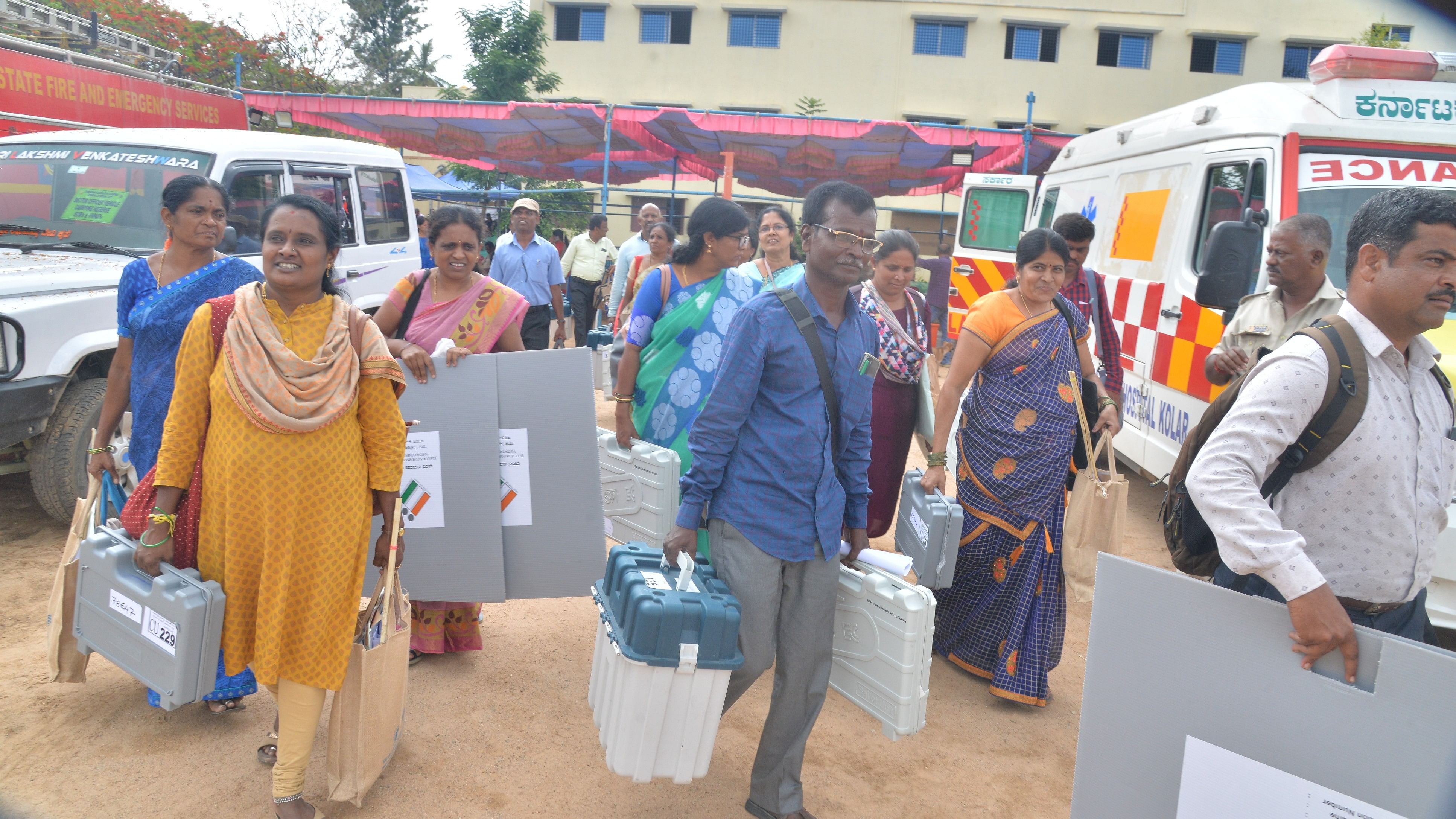 ಕೋಲಾರ ಜಿಲ್ಲಾ ಕೇಂದ್ರದ ಜೂನಿಯರ್ ಕಾಲೇಜು ಮೈದಾನದಿಂದ ಮತಗಟ್ಟೆ ಸಿಬ್ಬಂದಿ ಮತಯಂತ್ರಗಳು ಹಾಗೂ ವಿವಿ ಪ್ಯಾಟ್‍ಗಳೊಂದಿಗೆ ಮಂಗಳವಾರ ಮತಗಟ್ಟೆಗೆ ತೆರಳಿದರು