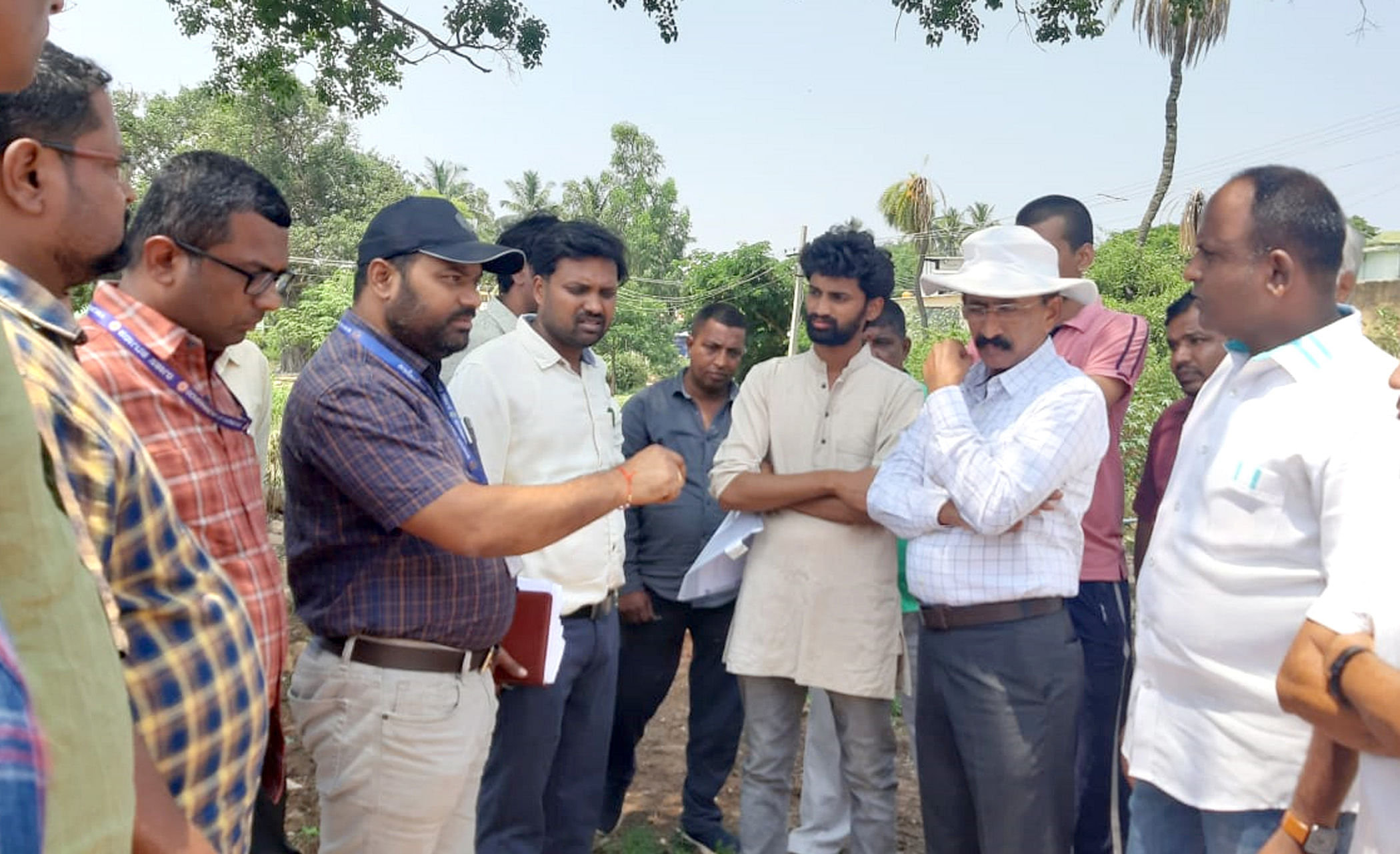 ದೊಡ್ಡಬಳ್ಳಾಪುರದ ನಾಗರಕೆರೆ ಅಂಗಳದಲ್ಲಿನ ಒಳಚರಂಡಿ ಪೈಪ್‌ ಲೈನ್‌ ಪರಿಶೀಲನೆ ನಂತರ ಸ್ಥಳೀಯರೊಂದಿಗೆ ಚರ್ಚೆ ನಡೆಸಿದ ಸಣ್ಣ ನೀರಾವರಿ ಇಲಾಖೆ ಎಂಜಿನಿಯರ್‌ ಮಂಜುನಾಥ್‌