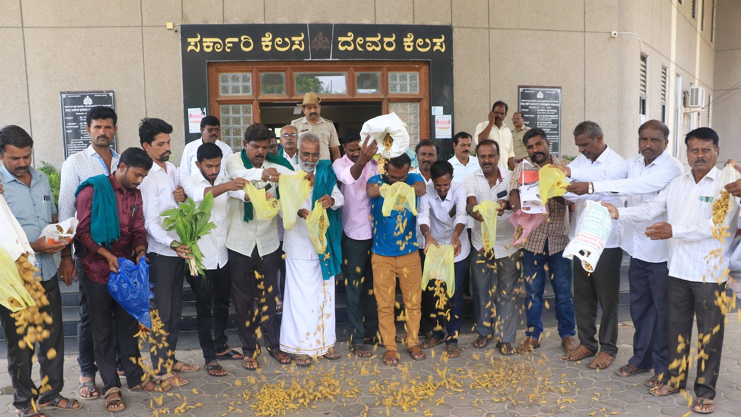 ಮಾರುಕಟ್ಟೆ ಮಧ್ಯಪ್ರವೇಶ ಯೋಜನೆಯಲ್ಲಿ ಅರಿಸಿನ ಖರೀದಿಗೆ ಕೇಂದ್ರ ಸರ್ಕಾರ ಆದೇಶ ಹೊರಡಿಸಿದ್ದರೂ ಜಿಲ್ಲೆಯಲ್ಲಿ ಅಧಿಕಾರಿಗಳು ಅರಿಸಿನ ಖರೀದಿಸಿಲ್ಲ ಎಂದು ಆರೋಪಿಸಿ ರೈತ ಸಂಘ ಮತ್ತು ಅರಿಸಿನ ಬೆಳೆಗಾರರ ಒಟ್ಟೂಟದ ಪದಾಧಿಕಾರಿಗಳು ಮಂಗಳವಾರ ಜಿಲ್ಲಾಡಳಿತ ಭವನದ ಮುಂಭಾಗ ಅರಿಸಿನ ಸುರಿದು ಪ್ರತಿಭಟನೆ ನಡೆಸಿದರು