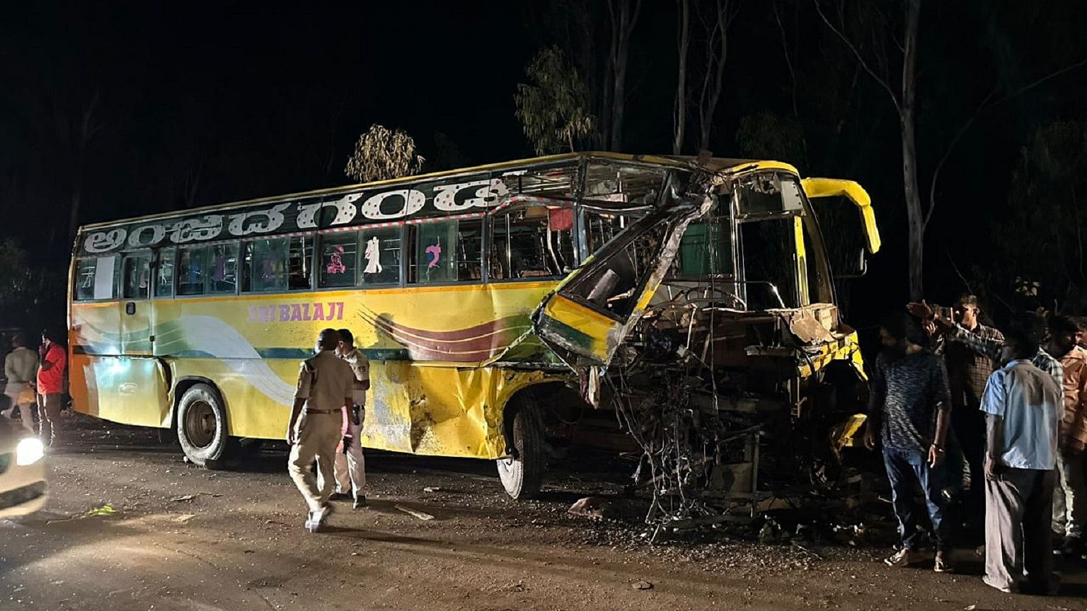 ಶಿವಮೊಗ್ಗದ ಚೋರಡಿ ಬಳಿ ನಡೆದ ಅಪಘಾತದಲ್ಲಿ ನುಜ್ಜುಗುಜ್ಜಾದ ಬಸ್‌