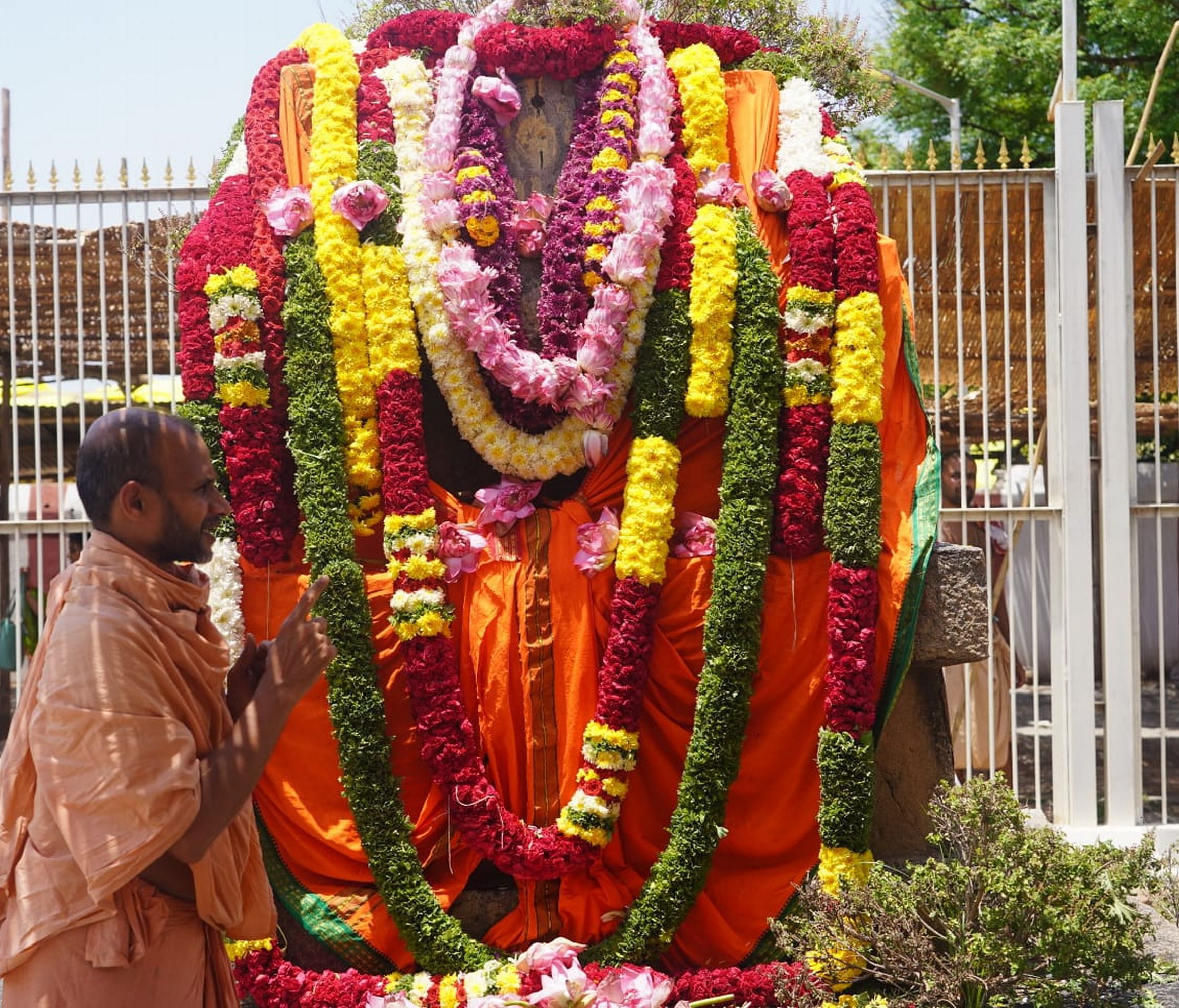 ಆನೆಗೊಂದಿ ಸಮೀಪದ ನವವೃಂದಾವನದಲ್ಲಿ ಮಂಗಳವಾರ ಸತ್ಯಾತ್ಮತೀರ್ಥ ಶ್ರೀಪಾದಂಗಳವರು ಪೂಜೆ ಸಲ್ಲಿಸಿದರು