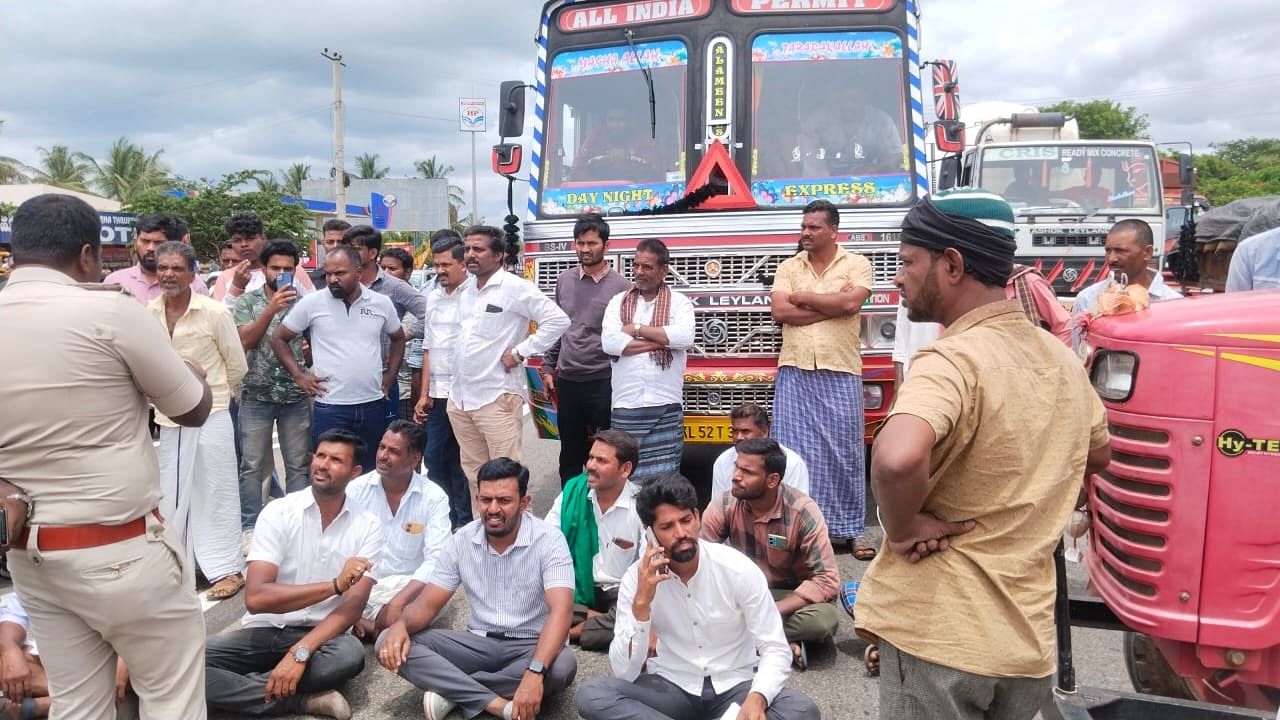 ಬೆಂಬಲ ಬೆಲೆಯಲ್ಲಿ ಅರಿಸಿನ ಖರೀದಿಗೆ ಷರತ್ತು ವಿಧಿಸಿರುವ ಕ್ರಮ ಖಂಡಿಸಿ ರೈತರು ಮತ್ತು ರಾಜ್ಯ ಅರಿಸಿನ ಬೆಳೆಗಾರರ ಸಂಘಟನೆ ಪದಾಧಿಕಾರಿಗಳು ಭಾನುವಾರ ರಾಷ್ಟ್ರೀಯ ಹೆದ್ದಾರಿ ತಡೆದು ಪ್ರತಿಭಟಿಸಿದರು