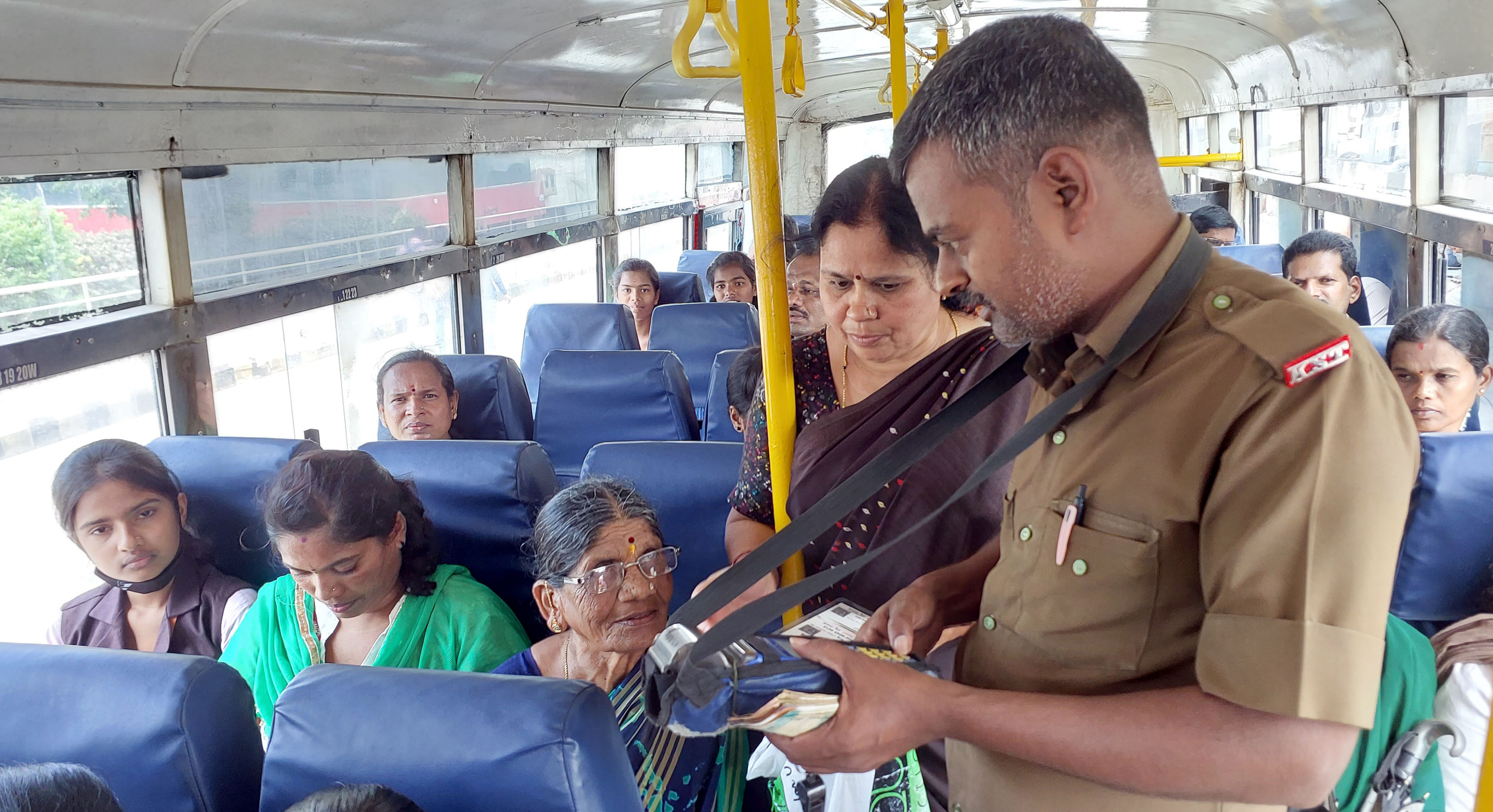 ಶಿವಮೊಗ್ಗದ ಕೆಎಸ್‌ಆರ್‌ಟಿಸಿ ನಿಲ್ದಾಣದಿಂದ ಹೊರಟ ಬಸ್‌ನಲ್ಲಿ ಮಹಿಳೆಯರ ಪ್ರಯಾಣ.
