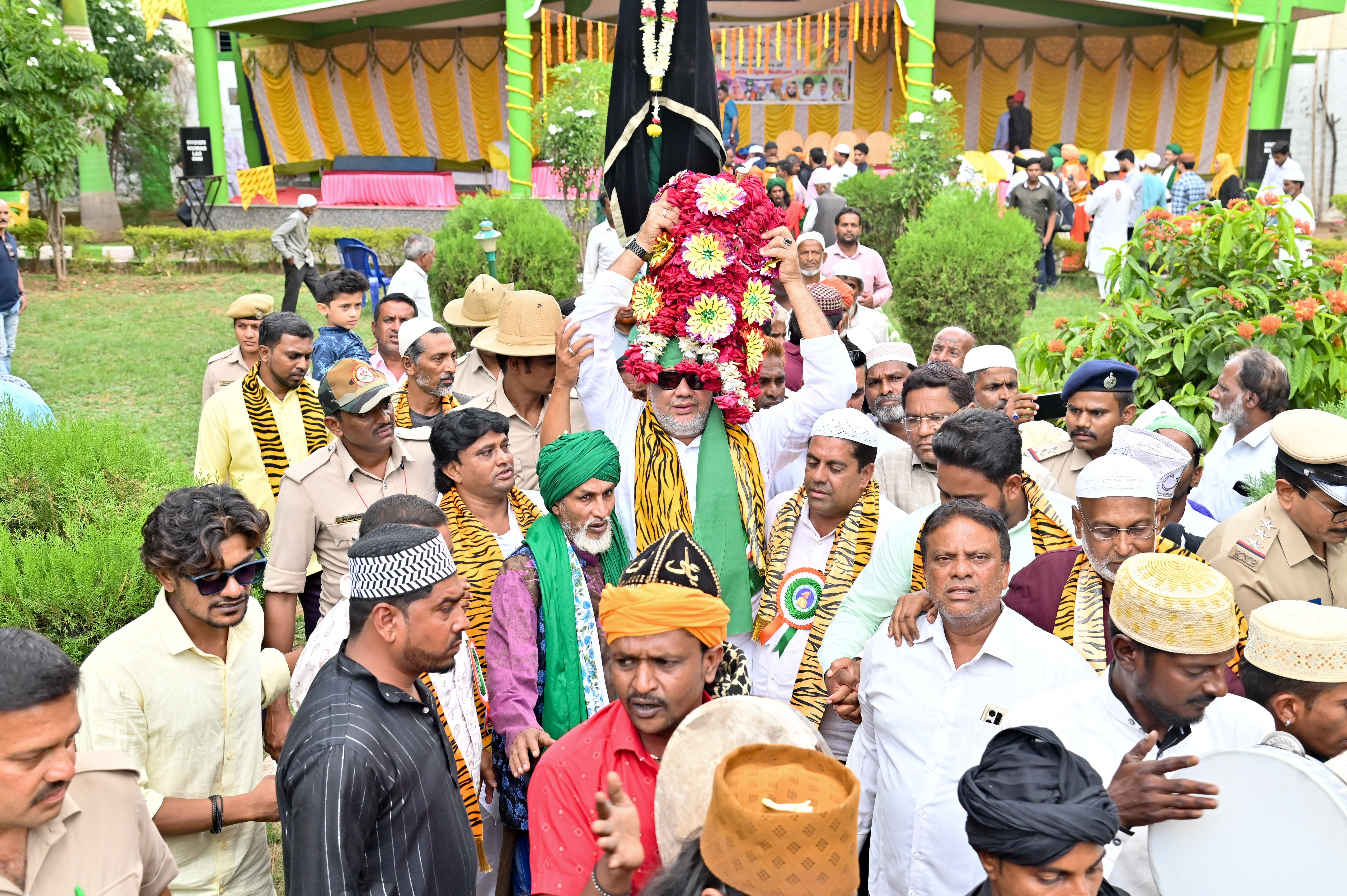 ಮೈಸೂರಿನ ಅಶೋಕ ರಸ್ತೆಯ ಮಿಲಾದ್‌ ಬಾಗ್‌ನಲ್ಲಿ ಭಾನುವಾರ ನಡೆದ ಟಿಪ್ಪು ಸುಲ್ತಾನ್‌ ಅವರ 231ನೇ ವಾರ್ಷಿಕ ಗಂಧದ ಉರುಸ್‌ ವೇಳೆ ಶಾಸಕ ತನ್ವೀರ್‌ ಸೇಠ್‌ ಗಂಧವನ್ನು ಹೊತ್ತು ಮೆರವಣಿಗೆಯಲ್ಲಿ ಸಾಗಿದರು –ಪ್ರಜಾವಾಣಿ ಚಿತ್ರ