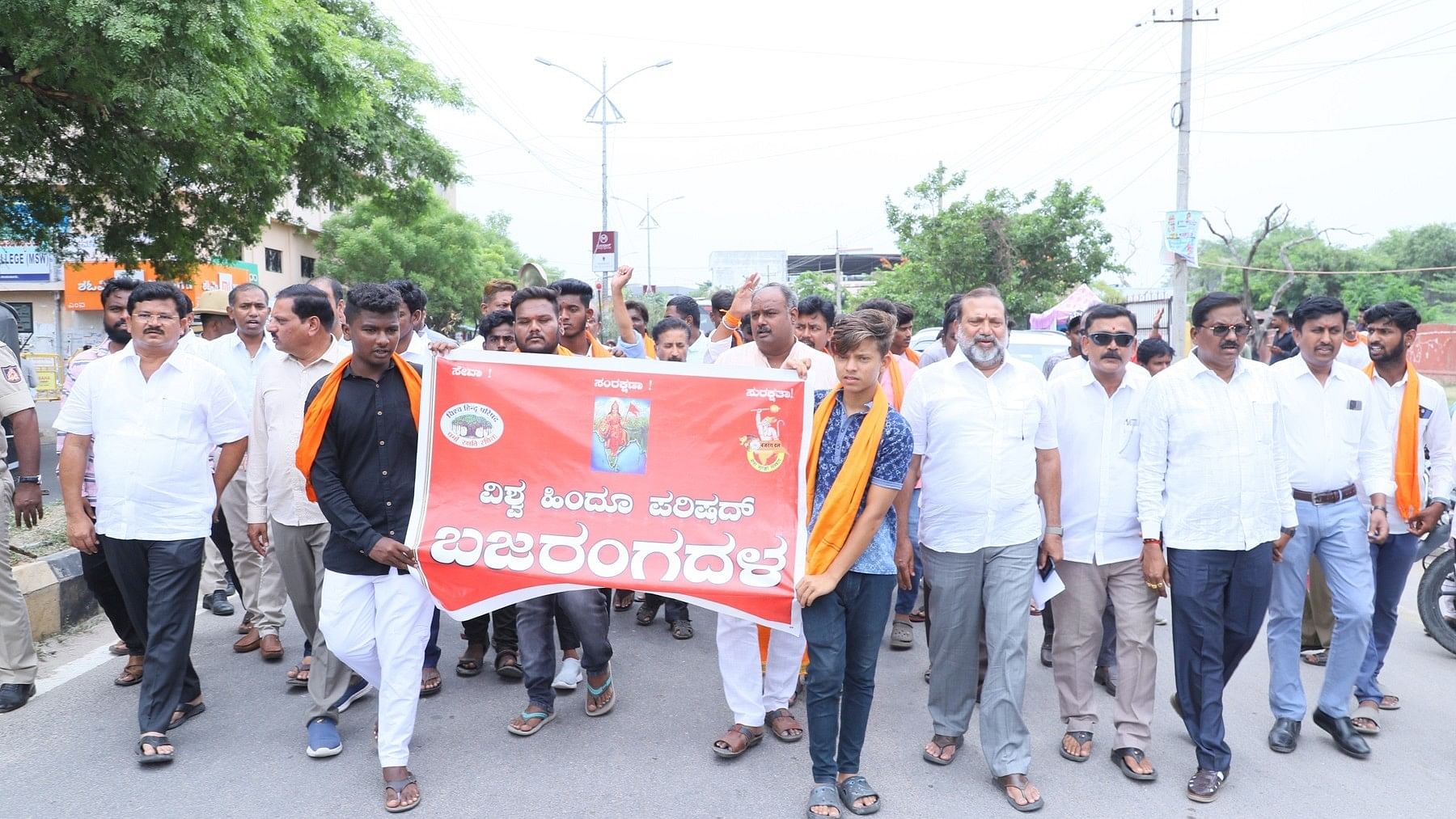 ರಾಯಚೂರಿನಲ್ಲಿ ಬಜರಂಗದಳ ಹಾಗೂ ವಿಶ್ವ ಹಿಂದೂ ಪರಿಷತ್ ಕಾರ್ಯಕರ್ತರು ಪ್ರತಿಭಟನೆ ನಡೆಸಿದರು