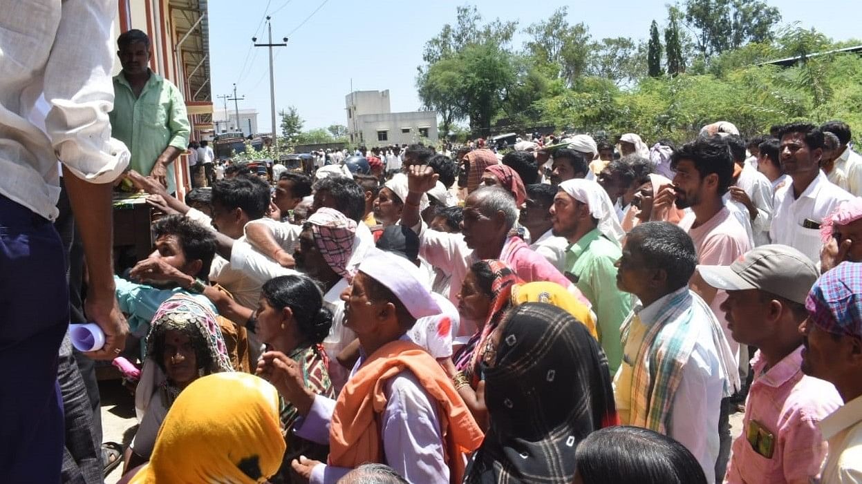 ಚಿಂಚೋಳಿ ಪಟ್ಟಣದಲ್ಲಿ ಬಿತ್ತನೆ ಬೀಜ ಖರೀದಿಗೆ ನೆರೆದ ಜನ