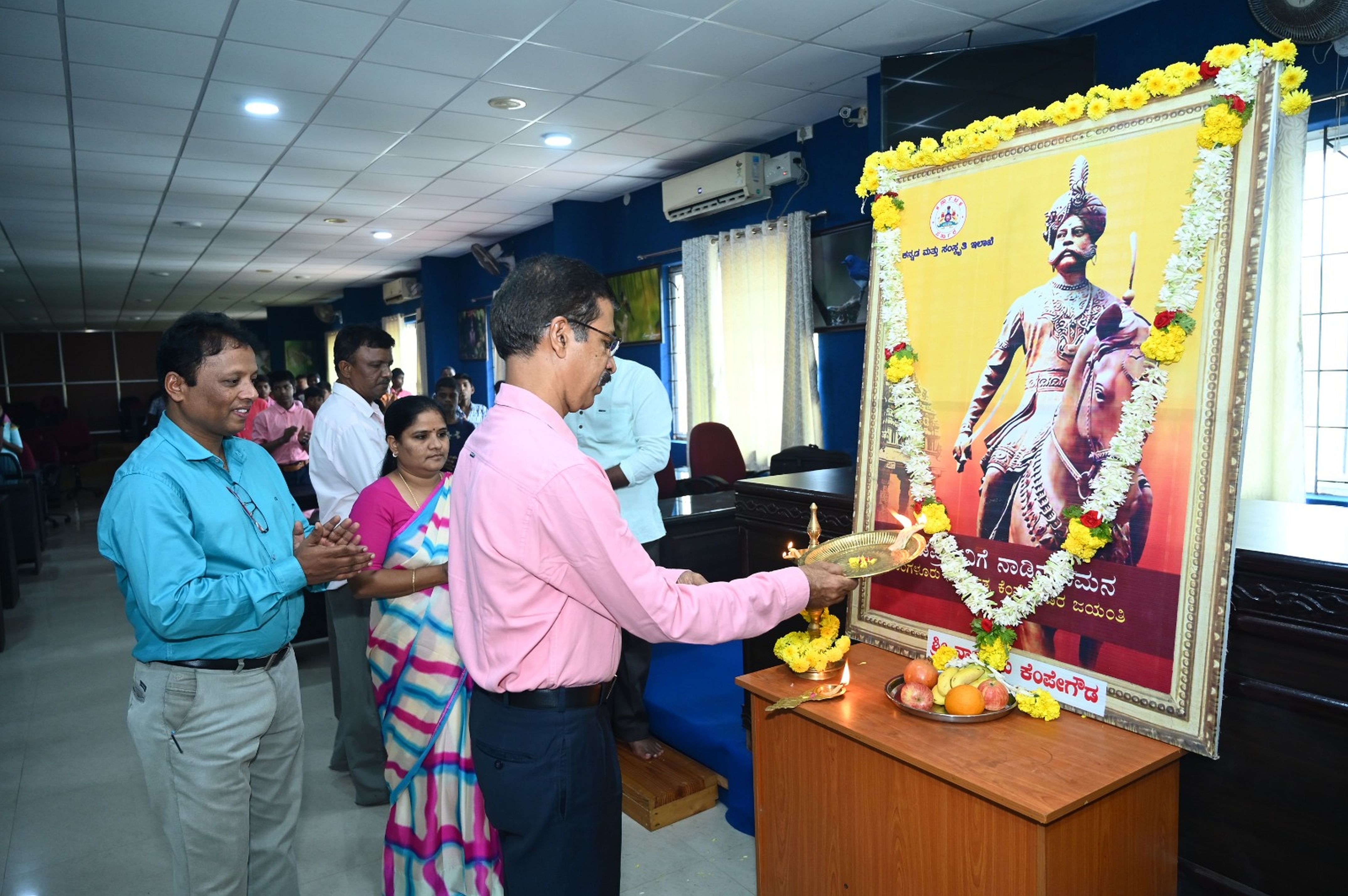 ಕಾರವಾರದ ಜಿಲ್ಲಾಧಿಕಾರಿ ಕಚೇರಿಯಲ್ಲಿ ನಡೆದ ಕೆಂಪೆಗೌಡ ಜಯಂತಿ ಕಾರ್ಯಕ್ರಮದಲ್ಲಿ ಹೆಚ್ಚುವರಿ ಜಿಲ್ಲಾಧಿಕಾರಿ ರಾಜು ಮೊಗವೀರ ಕೆಂಪೆಗೌಡ ಅವರ ಭಾವಚಿತ್ರಕ್ಕೆ ಆರತಿ ಬೆಳಗಿದರು.