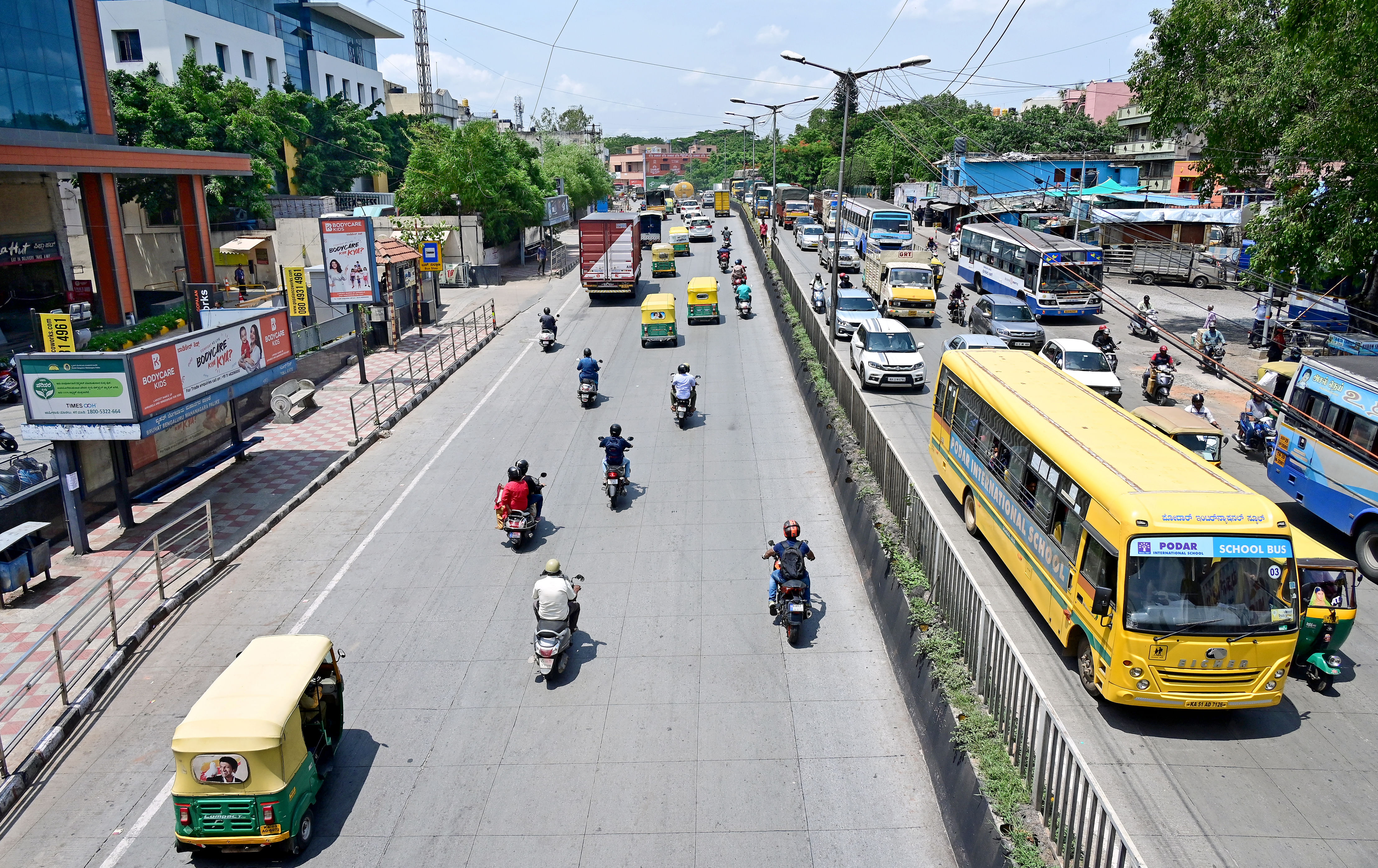 ವೈಟ್‌ಟಾಪಿಂಗ್‌, ಫುಟ್‌ಪಾತ್‌, ಬಸ್‌ಬೇಗಳನ್ನು ಒಳಗೊಂಡಿರುವ ಮೈಸೂರು ರಸ್ತೆ