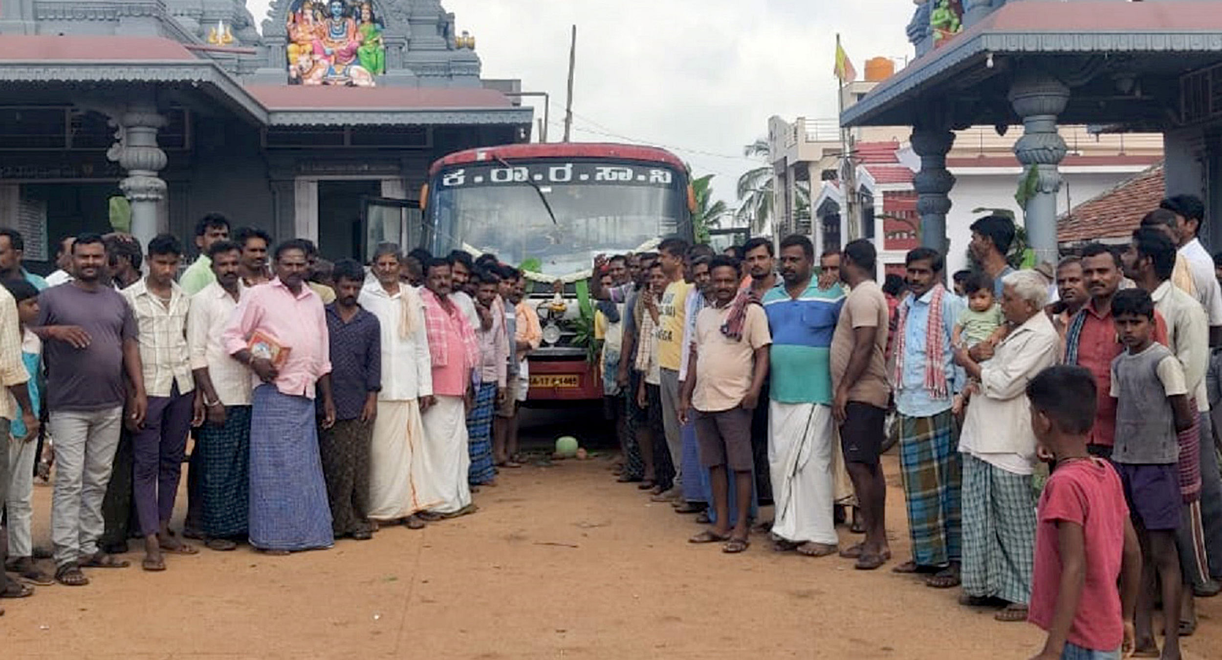 ಹೊಳೆಹೊನ್ನೂರು ಸಮೀಪದ ಕನಸಿನಕಟ್ಟೆ ಗ್ರಾಮದಲ್ಲಿ ಸರ್ಕಾರಿ ಬಸ್ ಗುರುವಾರದಿಂದ ಸಂಚಾರ ಆರಂಭಿಸಿತು