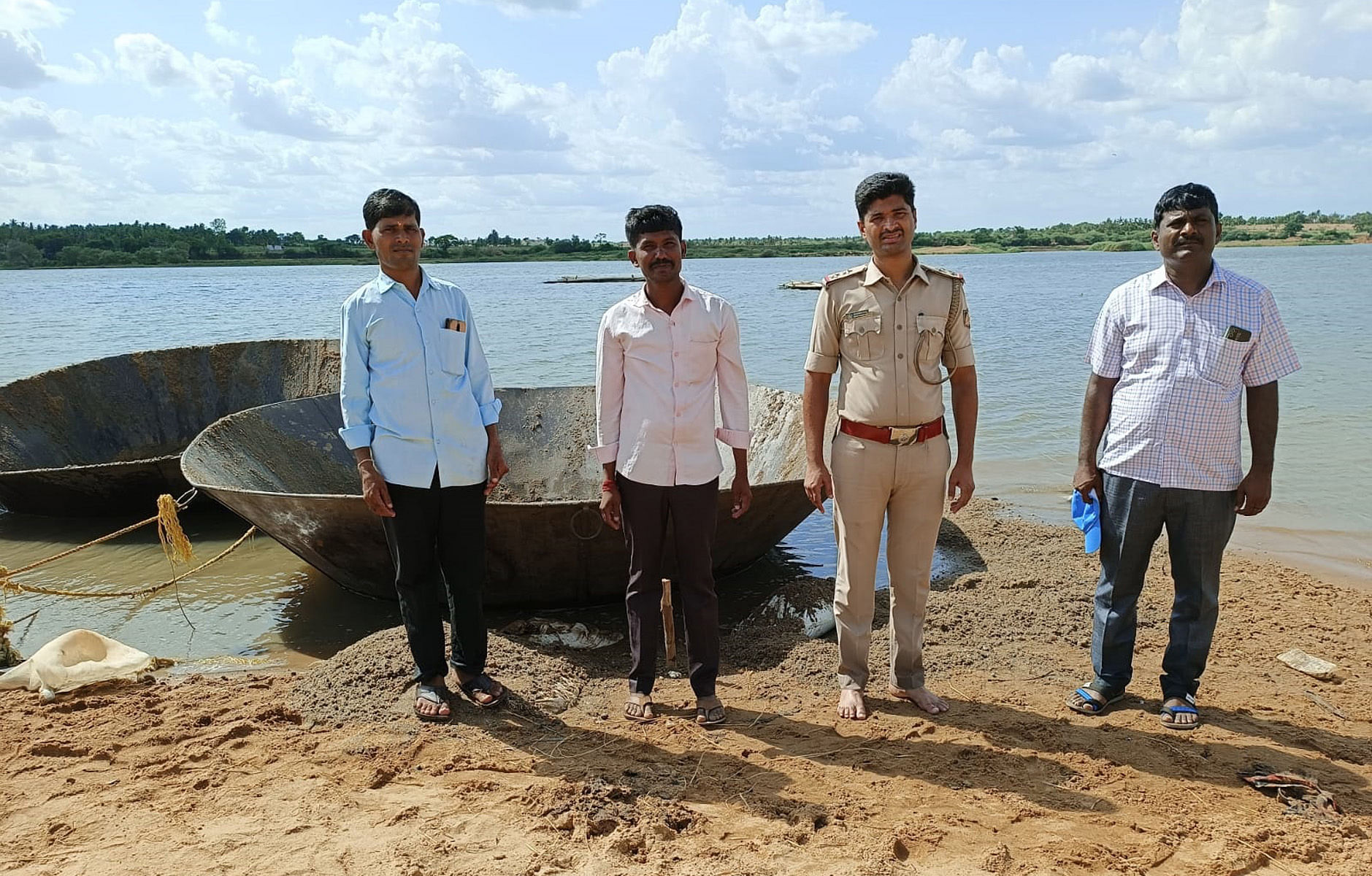 ಹೂವಿನಹಡಗಲಿ ತಾಲ್ಲೂಕು ಬ್ಯಾಲಹುಣ್ಸಿ ಬಳಿ ಪೊಲೀಸರು ದಾಳಿ ನಡೆಸಿ ಮರಳು ಸಾಗಣೆಗೆ ಬಳಸುತ್ತಿದ್ದ ತೆಪ್ಪಗಳನ್ನು ವಶಪಡಿಸಿಕೊಂಡಿದ್ದಾರೆ