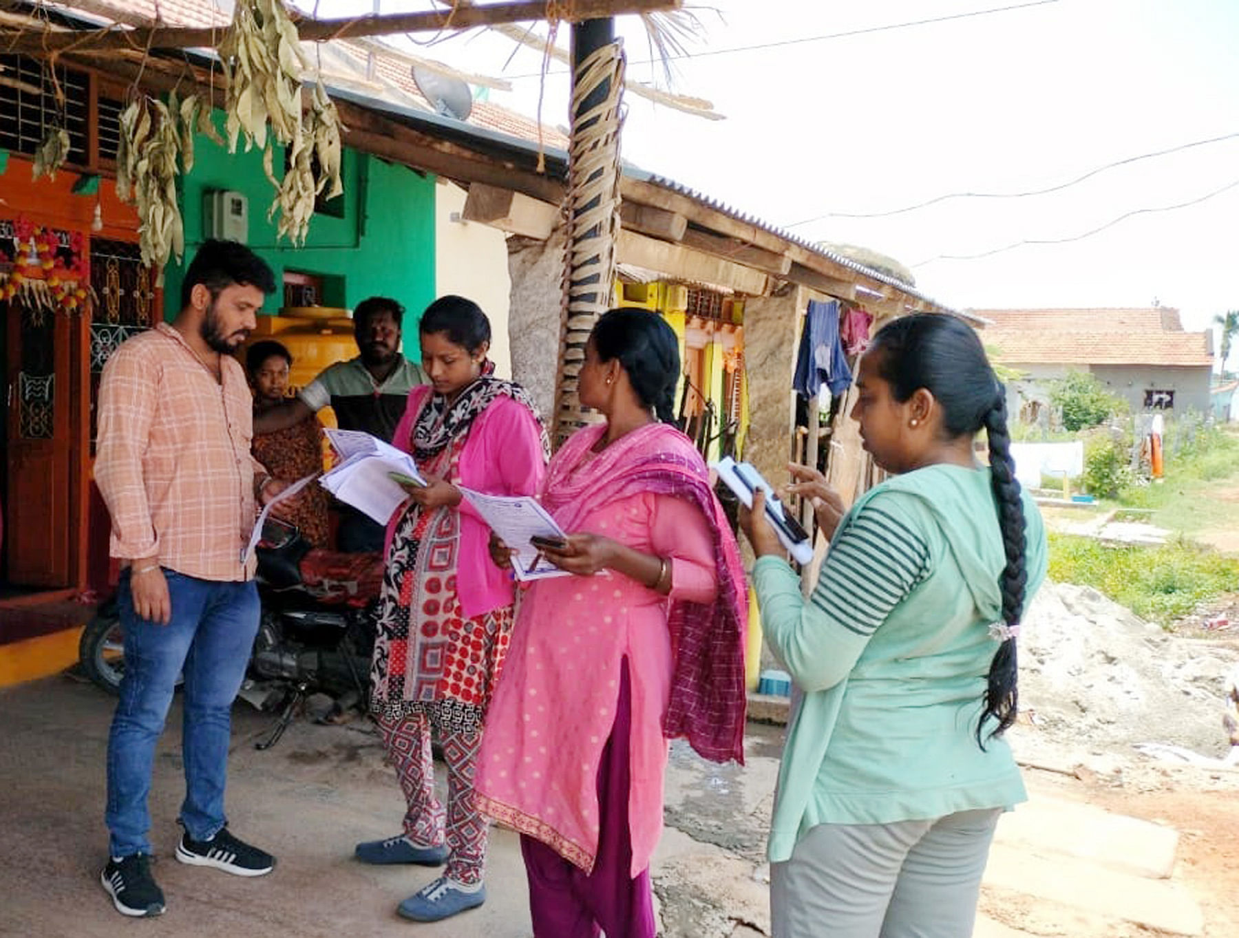 ಜಾವಗಲ್ ಗ್ರಾಮದ ರೈತ ಸಂಪರ್ಕ ಕೇಂದ್ರದ ಅಧಿಕಾರಿಗಳು ರೈತರ ಮನೆ ಬಾಗಿಲಿಗೆ ತೆರಳಿ ಇ-ಕೆವೈಸಿ ಪ್ರಕ್ರಿಯೆಯನ್ನು ಪೂರ್ಣಗೊಳಿಸುತ್ತಿರುವುದು.