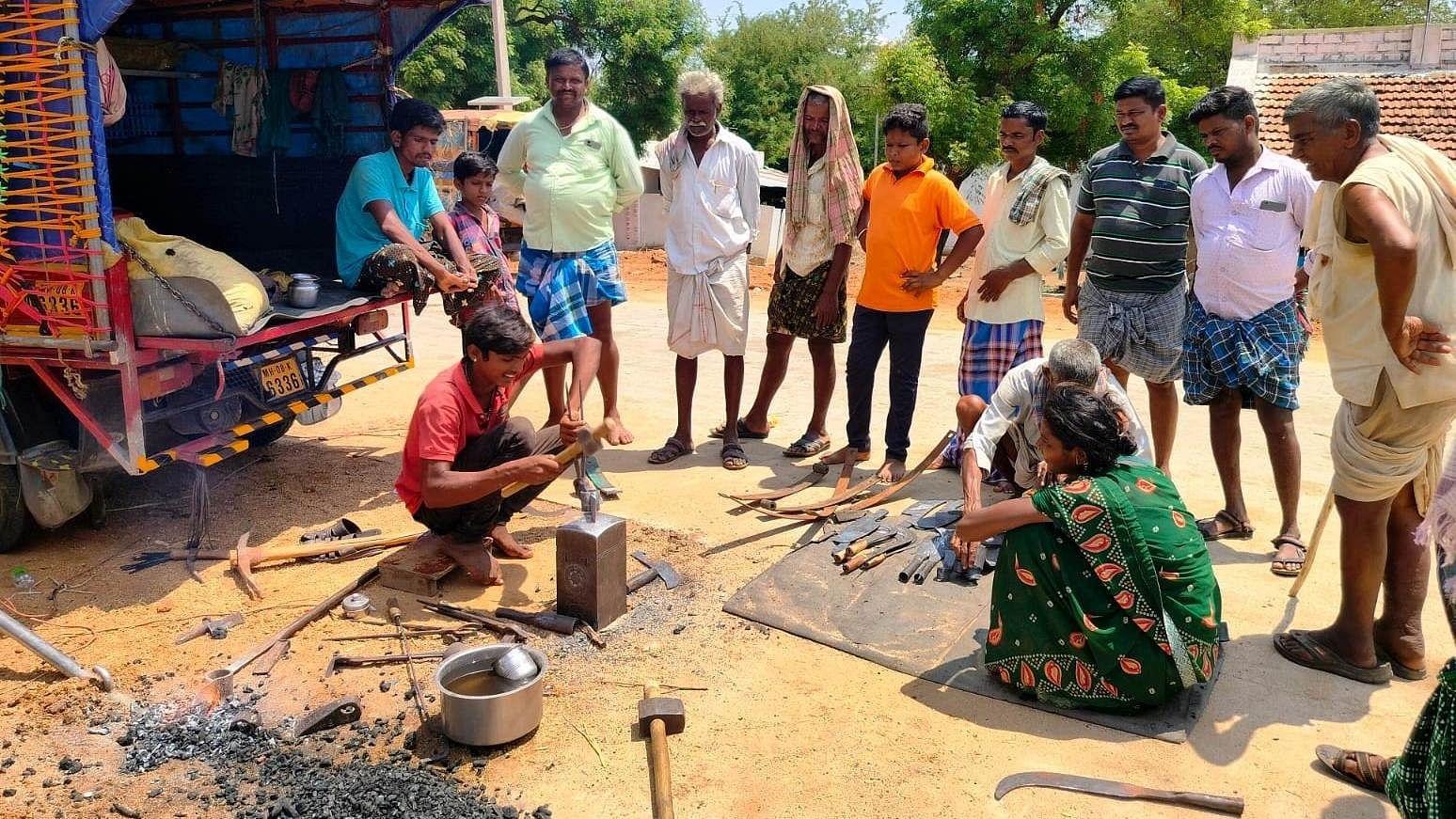 17ಕೆಟಿಆರ್ ಇಪಿ1- ಕೊಟ್ಟೂರು ತಾಲ್ಲೂಕಿನ ಗಂಗಮ್ಮನಹಳ್ಳಿಯಲ್ಲಿ ಕಮ್ಮಾರರು ಕಮ್ಮಾರಿಕೆ ಮಾಡುತ್ತಿರುವುದು.