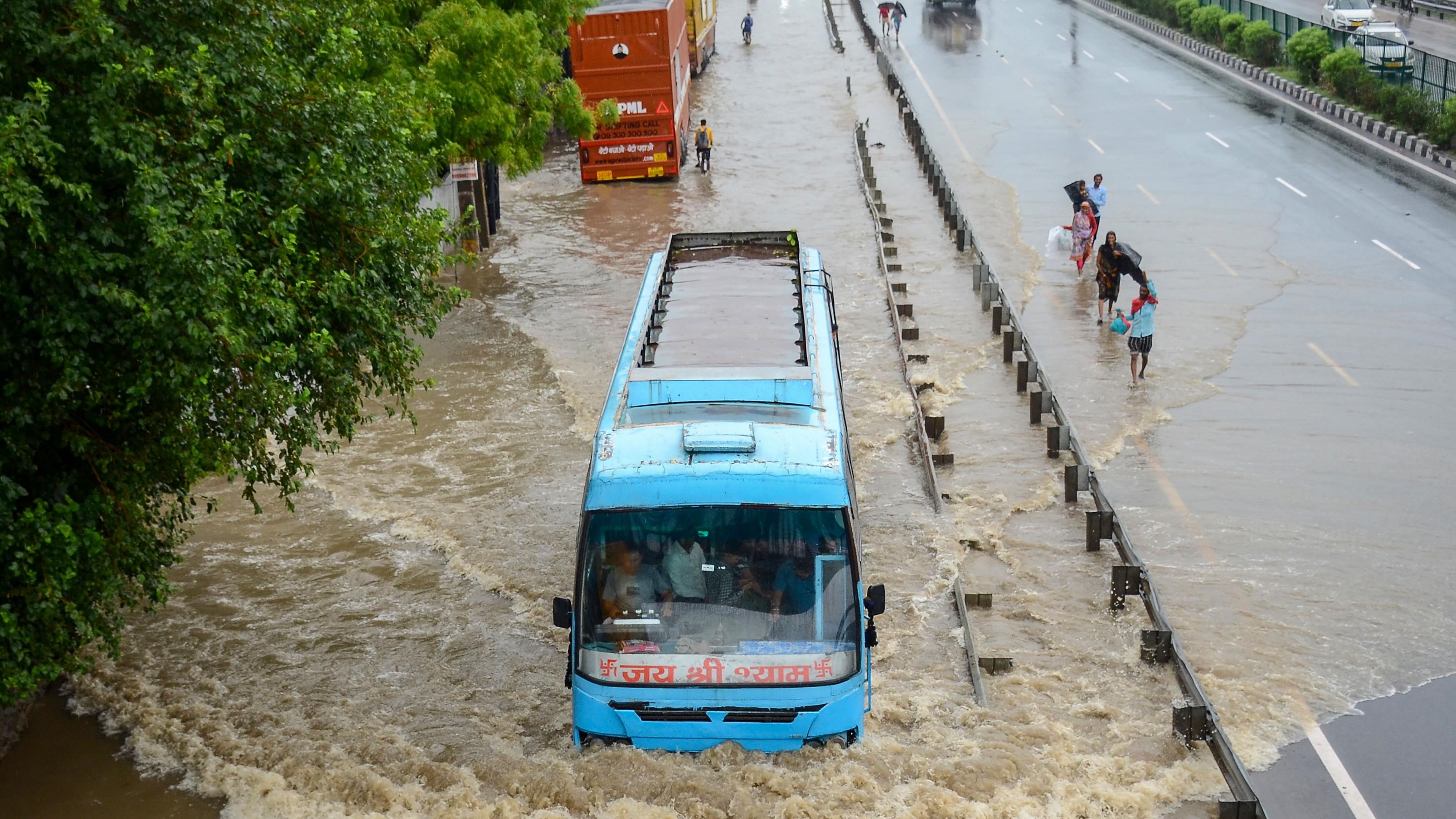 ಗುರುಗ್ರಾಮದ ದೆಹಲಿ–ಗುರುಗ್ರಾಮ ಎಕ್ಸ್‌ಪ್ರೆಸ್ಸ್‌ವೇನಲ್ಲಿ ಭಾನುವಾರ ಮಳೆನೀರು ಸಂಗ್ರಹಗೊಂಡು ವಾಹನ ಸಂಚಾರಕ್ಕೆ ಅಡಚಣೆ ಉಂಟಾಗಿತ್ತು. 