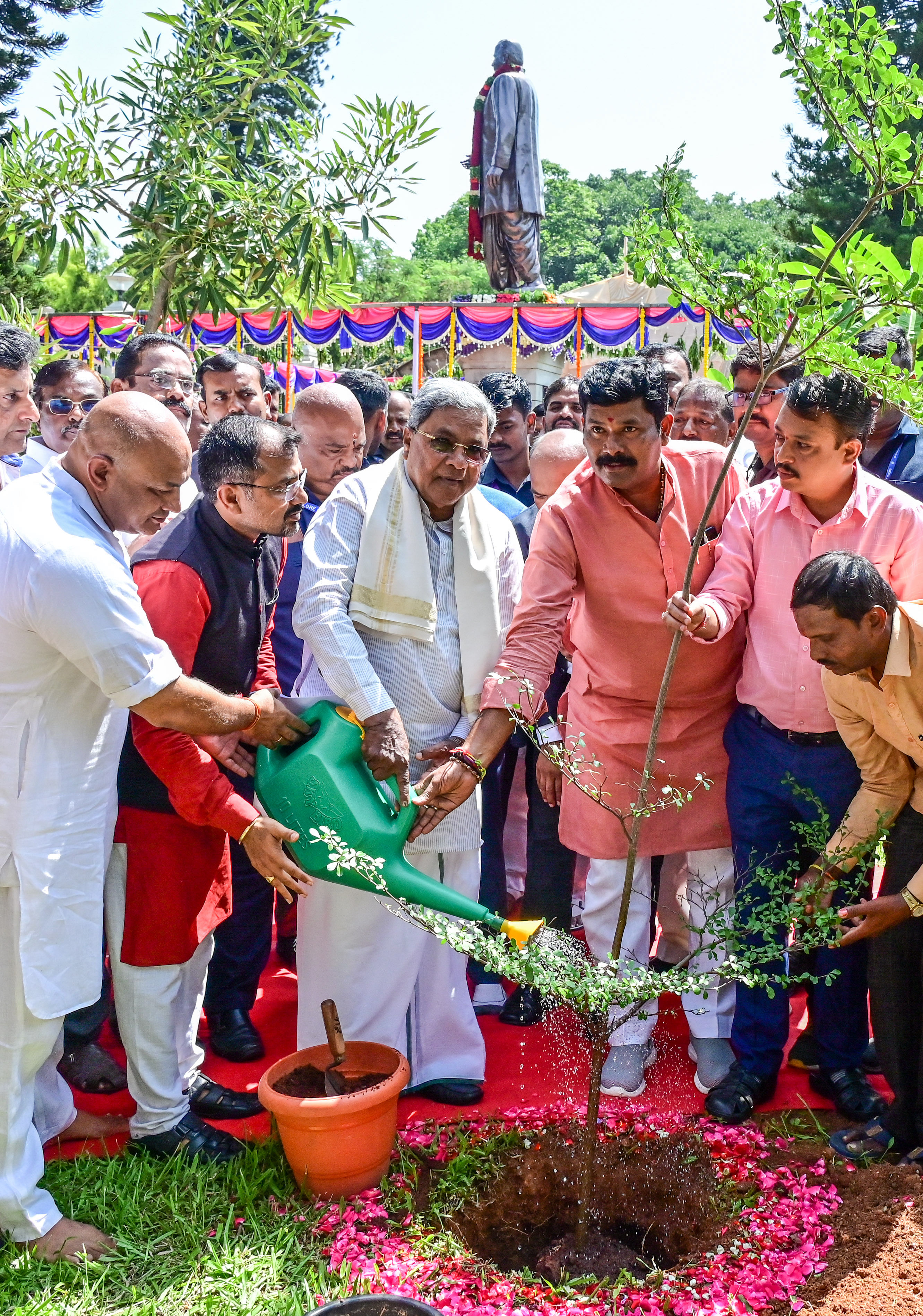 ದೇವರಾಜ ಅರಸು ಅವರ ಪುಣ್ಯಸ್ಮರಣೆ ಅಂಗವಾಗಿ ಮಂಗಳವಾರ ಮುಖ್ಯಮಂತ್ರಿ ಸಿದ್ದರಾಮಯ್ಯ ಅವರು ವಿಧಾನಸೌಧದ ಆವರಣದಲ್ಲಿ ಮಾಲಿನ್ಯ ತಡೆಗೆ ಸಹಕಾರಿಯಾದ, 40 ಅಡಿವರೆಗೂ ಬೆಳೆಯುವ ಮಡಗಾಸ್ಕರ್ ದೇಶದ ’ಟರ್ಮಿನಾಲಿಯಾ ಮಂಟಾಲಿ‘ ಗಿಡವನ್ನು ನೆಟ್ಟರು. ಹಿಂದುಳಿದ ವರ್ಗಗಳ ಸಚಿವ ಶಿವರಾಜ್‌ ಎಸ್‌. ತಂಗಡಗಿ ಇದ್ದಾರೆ–ಪ್ರಜಾವಾಣಿ ಚಿತ್ರ 