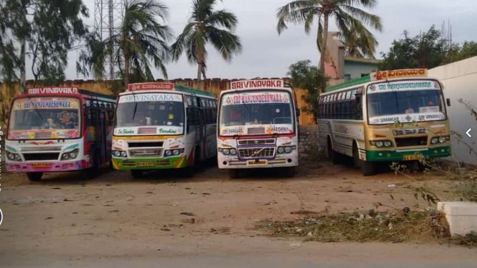 ಸರ್ಕಾರದ ಶಕ್ತಿ ಯೋಜನೆ ಜಾರಿ ಬಳಿಕ ಗ್ರಾಮಾಂತರ ಪ್ರದೇಶಗಳಲ್ಲಿ ಕಲೆಕ್ಷನ್ ಇಲ್ಲದೆ ನಿಲ್ಲಿಸಿರುವ ಖಾಸಗಿ ಬಸ್ಸುಗಳು