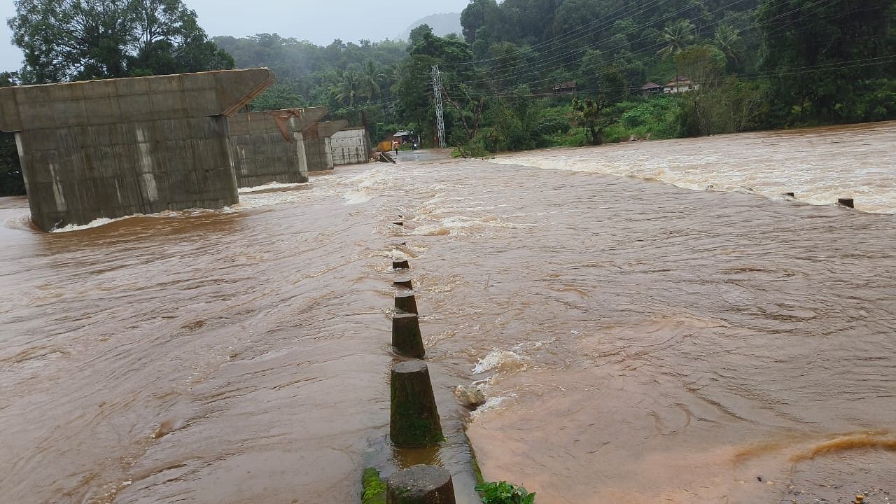 ಕಳಸ-ಹೊರನಾಡು ರಸ್ತೆಯ ಹೆಬ್ಬೊಳೆ ಸೇತುವೆ ಮೇಲೆ ಭಾನುವಾರ ಭದ್ರಾ ನದಿ ನೀರು ಹರಿಯಿತು