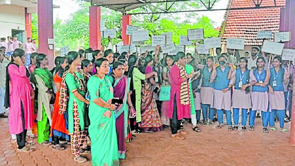 ಕಾಸರಗೋಡು ಜಿಲ್ಲೆ ಅಡೂರು ಶಾಲೆಯಲ್ಲಿ ವಿದ್ಯಾರ್ಥಿಗಳು ಮತ್ತು ಪಾಲಕರ ಹೋರಾಟ 