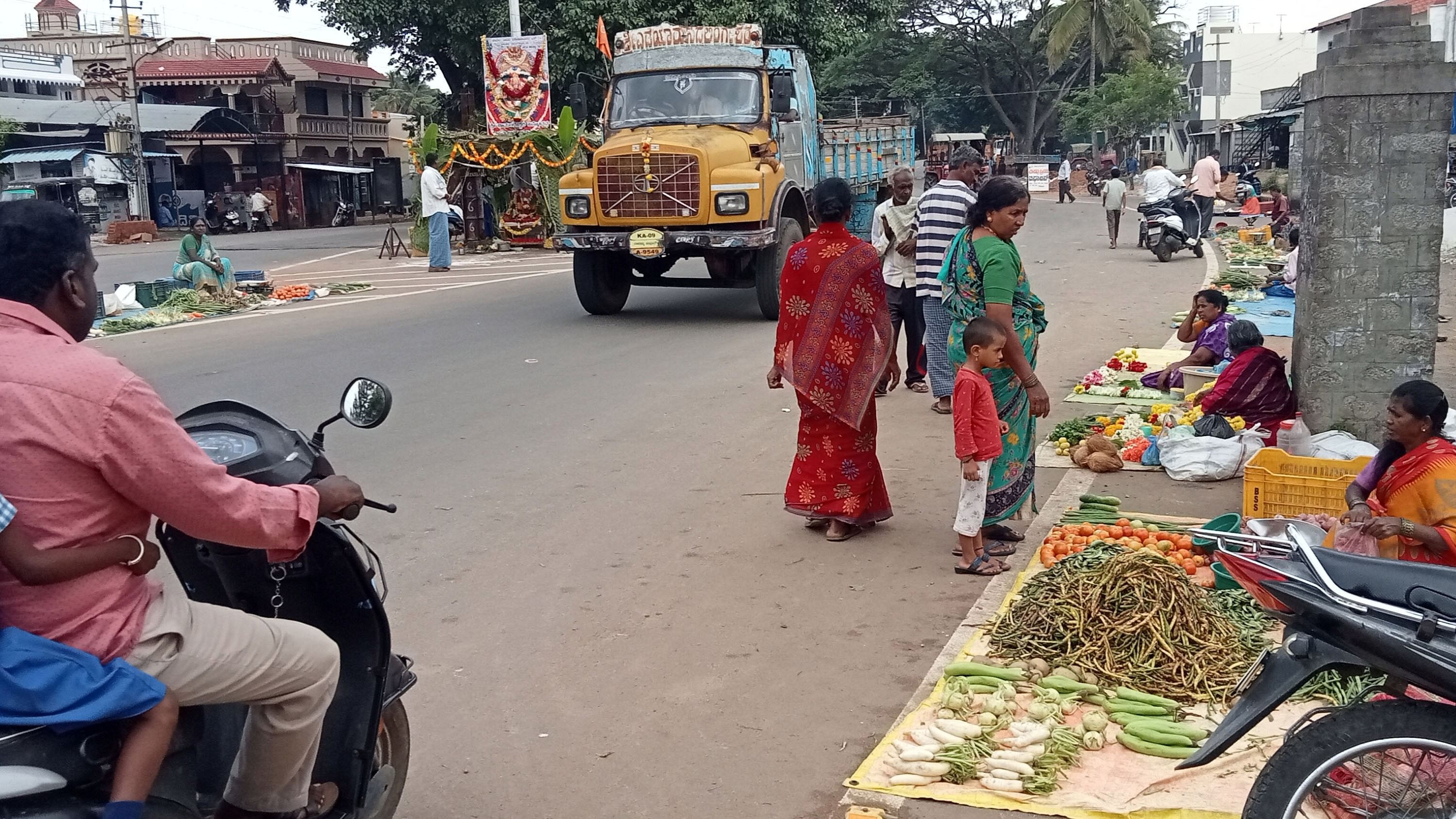 ಶ್ರೀರಂಗಪಟ್ಟಣ ತಾಲ್ಲೂಕಿನ ಪಾಲಹಳ್ಳಿಯಲ್ಲಿ ಶ್ರೀರಂಗಪಟ್ಟಣ– ಮಡಿಕೇರಿ ಮತ್ತು ಶ್ರೀರಂಗಪಟ್ಟಣ– ಮೈಸೂರು ಸಂಪರ್ಕ ರಸ್ತೆಯಲ್ಲಿ ವ್ಯಾಪಾರ ನಡೆಯಿತು