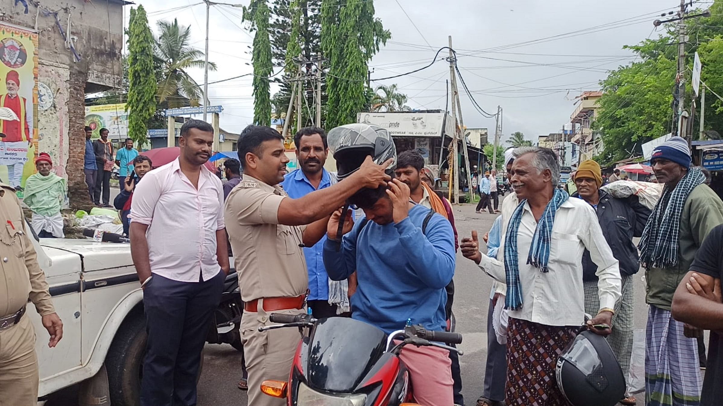 ಅರಕಲಗೂಡಿನಲ್ಲಿ ಶುಕ್ರವಾರ ಬೈಕ್ ಸವಾರರಿಗೆ ಪಿಎಸ್ ಐ ಕಾಳೇಗೌಡ ಬೈಕ್ ಸವಾರರೊಬ್ಬರಿಗೆ ಹೆಲ್ಮೆಟ್ ಹಾಕುವ ಮೂಲಕ ಜಾಗೃತಿ ಮೂಡಿಸಿದರು.