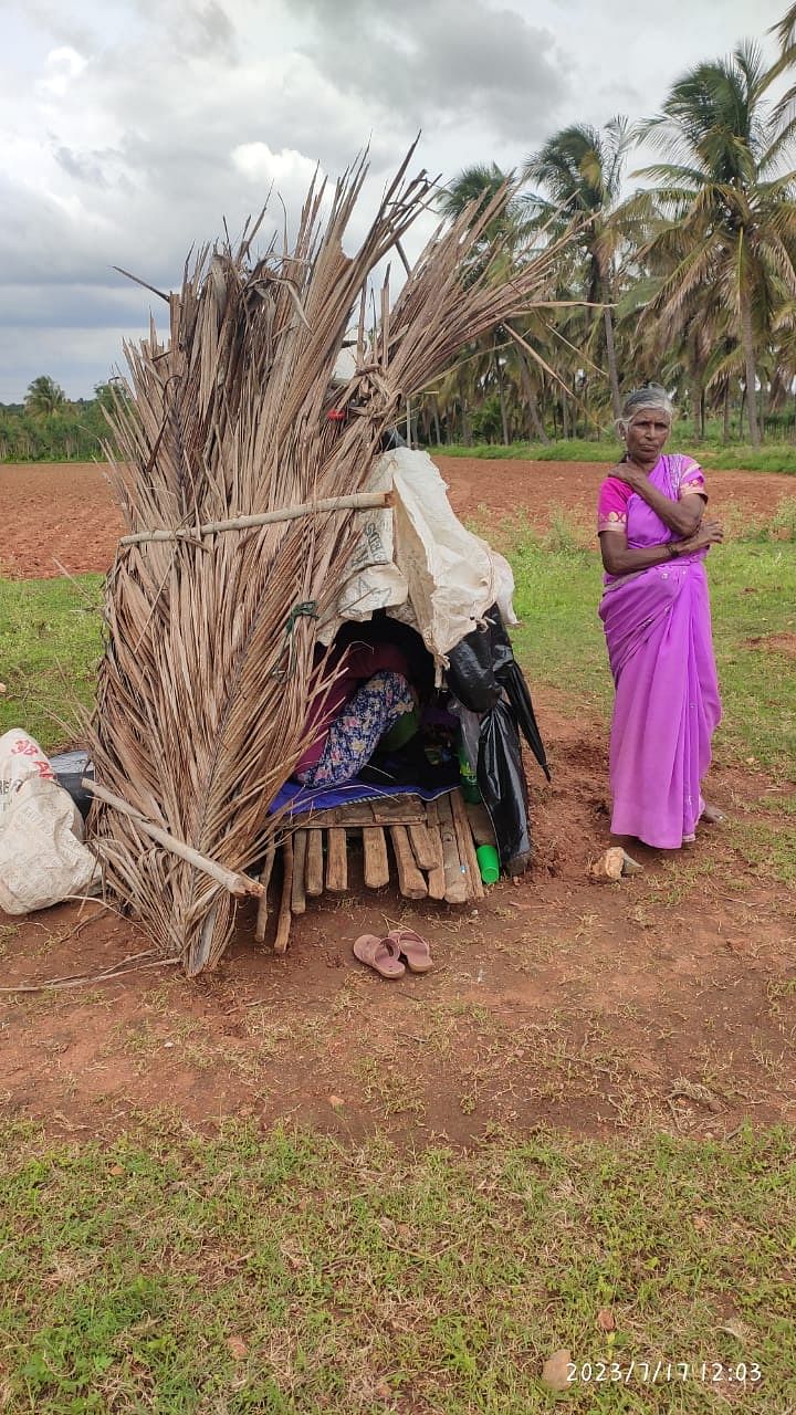 ತುಮಕೂರು ತಾಲ್ಲೂಕಿನ ಮಲ್ಲೇನಹಳ್ಳಿ ಗೊಲ್ಲರಹಟ್ಟಿ ಊರಾಚೆ ಬಾಣಂತಿ ಮತ್ತು ಮಗುವನ್ನು ಇಟ್ಟಿರುವ ಗುಡಿಸಲು