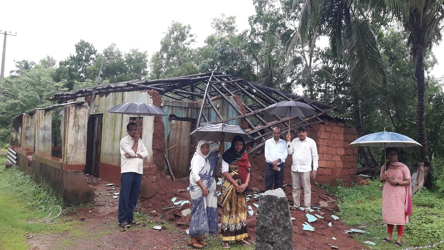 ಪುತ್ತೂರು ತಾಲ್ಲೂಕಿನ ಕೆಯ್ಯೂರು ಗ್ರಾಮದ ತೆಗ್ಗು ಸಮೀಪದ ಕಟ್ಟೇಜಿರ್ ಎಂಬಲ್ಲಿ ಮನೆ ಕುಸಿದಿದೆ