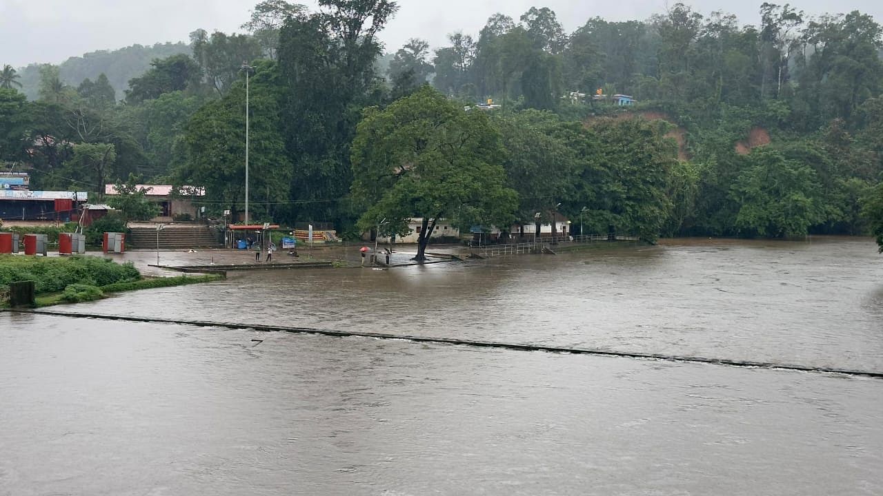 ಕುಮಾರಧಾರ ಸ್ನಾನ ಘಟ್ಟ ಭಾಗಶಃ ಮುಳುಗಡೆಯಾಗಿದೆ