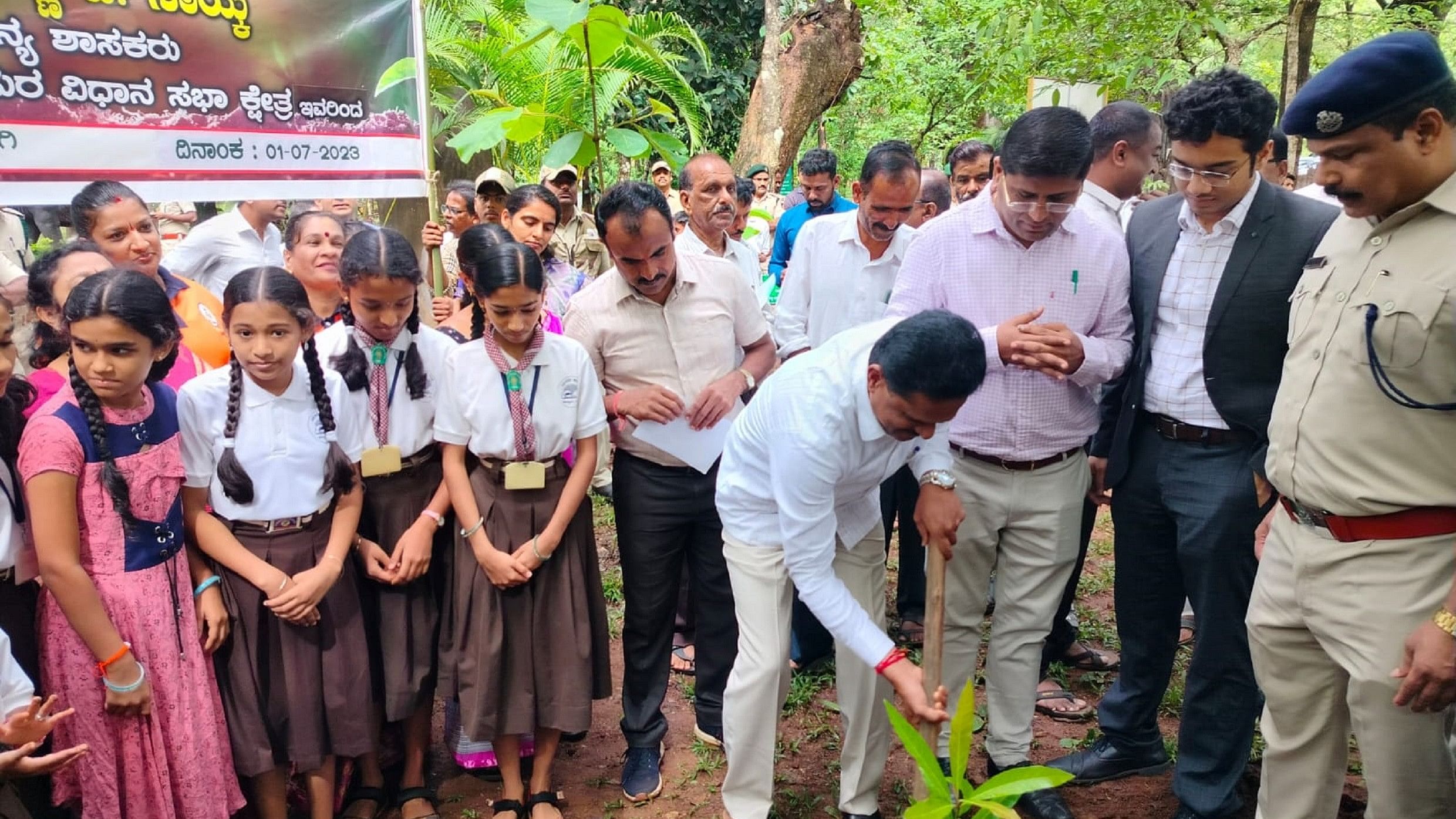 ಶಾಲ್ಮಲಾ ಉದ್ಯಾನದಲ್ಲಿ‌ ಅರಣ್ಯ ಇಲಾಖೆ ವತಿಯಿಂದ ಹಮ್ಮಿಕೊಂಡಿದ್ದ ವನ ಮಹೋತ್ಸವ ಕಾರ್ಯಕ್ರಮಕ್ಕೆ ಶಾಸಕ ಭೀಮಣ್ಣ ನಾಯ್ಕ ಗಿಡ ನೆಟ್ಟು ಚಾಲನೆ ನೀಡಿದರು