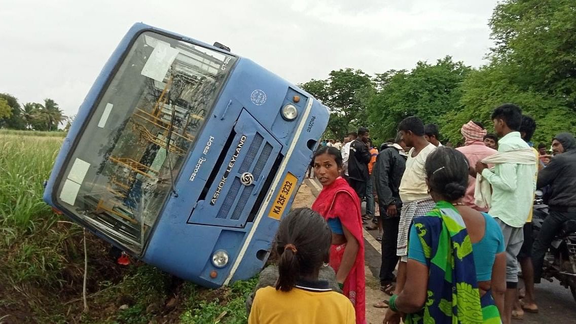 ಕೌಜಲಗಿ ಸಮೀಪದ ಕಪರಟ್ಟಿ ಗ್ರಾಮದ ಕೆರೆ ಹತ್ತಿರ ಸಾರಿಗೆ ಬಸ್ಸು ರಸ್ತೆ ಪಕ್ಕಕ್ಕೆ ಪಲ್ಟಿಯಾದ ದೃಶ್ಯ.