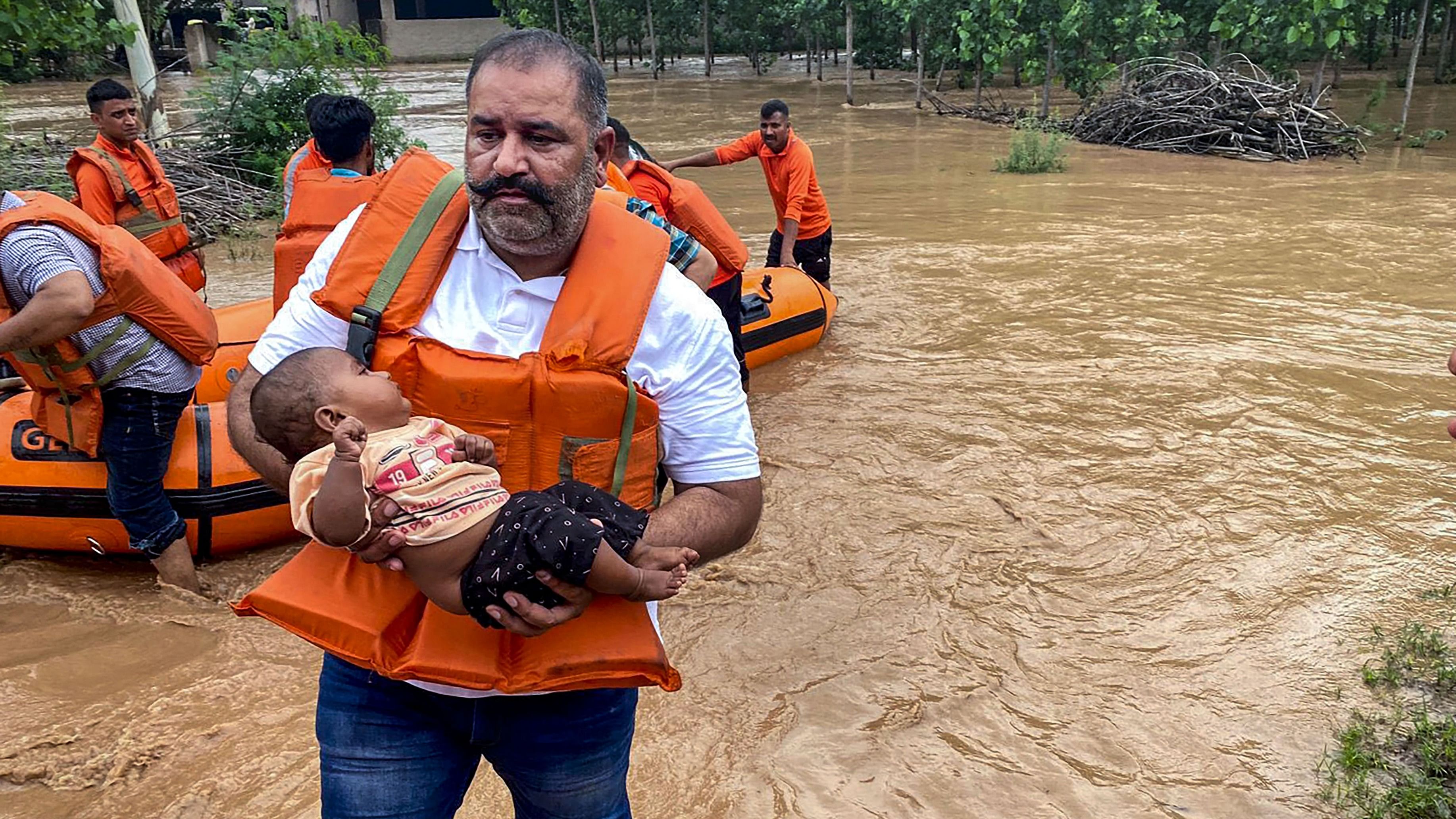 ಪ್ರವಾಹ ಪೀಡಿತ  ಪಂಜಾಬಿನ ಜಲಂಧರ ಜಿಲ್ಲೆಯಲ್ಲಿ ಸಂಸದ ಸುಶೀಲ್ ಕುಮಾರ್‌ ರಿಂಕು ಅವರು ರಕ್ಷಣಾ ಕಾರ್ಯಾಚರಣೆಯಲ್ಲಿ ಮಗುವನ್ನು ರಕ್ಷಿಸುತ್ತಿರುವ ದೃಶ್ಯ – ಪಿಟಿಐ ಚಿತ್ರ 