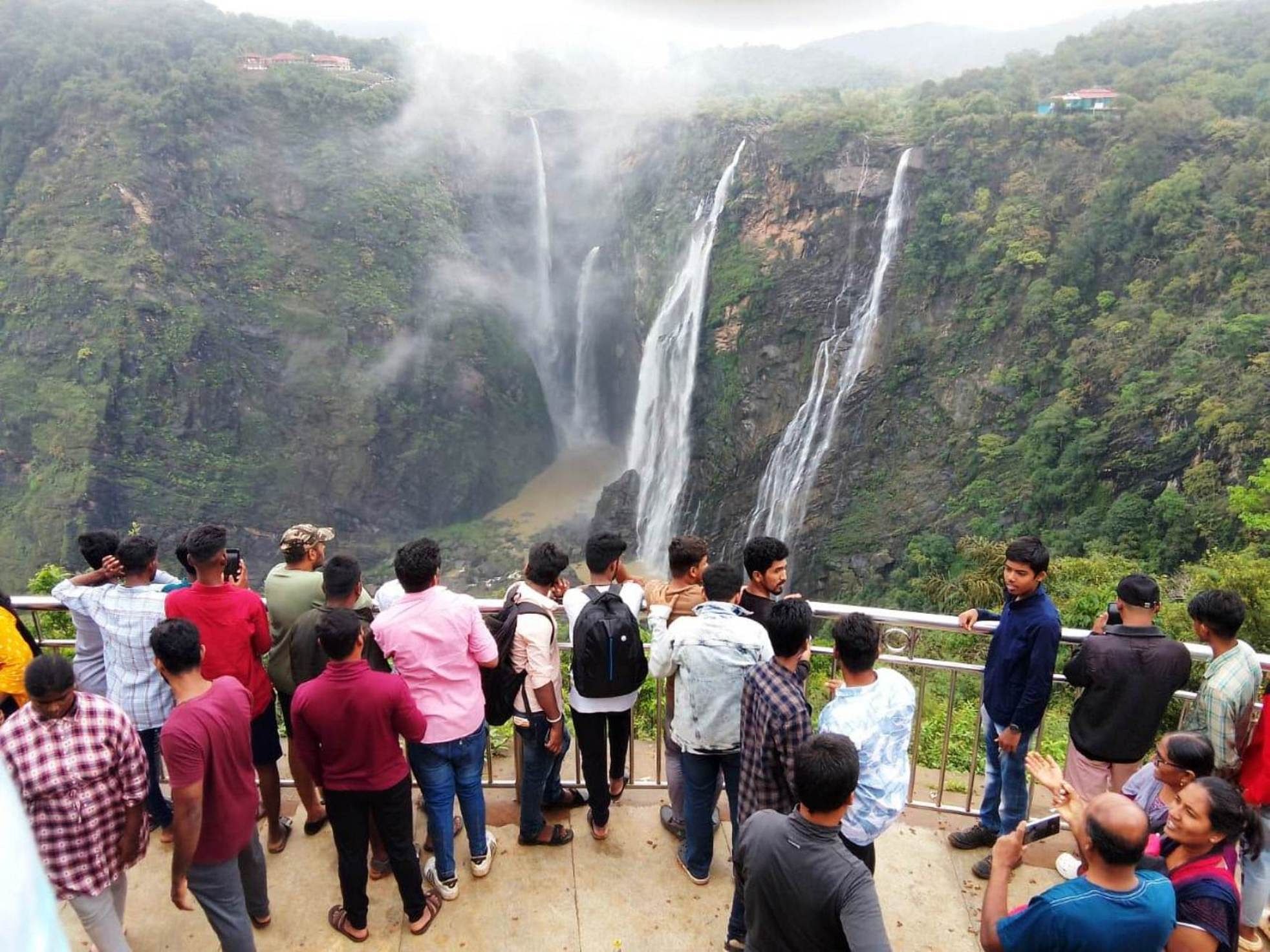 ವಿಶ್ವವಿಖ್ಯಾತ ಜೋಗ ಜಲಪಾತದ ಸೌಂದರ್ಯ ಸವಿಯಲು ಬರುವ ಪ್ರವಾಸಿಗರ ಸಂಖ್ಯೆ ಹೆಚ್ಚುತ್ತಿದೆ