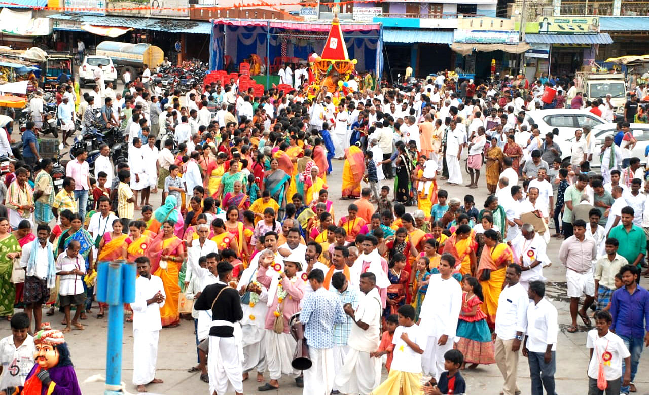 ಮೊಳಕಾಲ್ಮುರು ತಾಲ್ಲೂಕಿನ ರಾಂಪುರದಲ್ಲಿ ಶನಿವಾರ ಪುರಿ ಜಗನ್ನಾಥ ರಥೋತ್ಸವ ವೈಭವದಿಂದ ನಡೆಯಿತು.