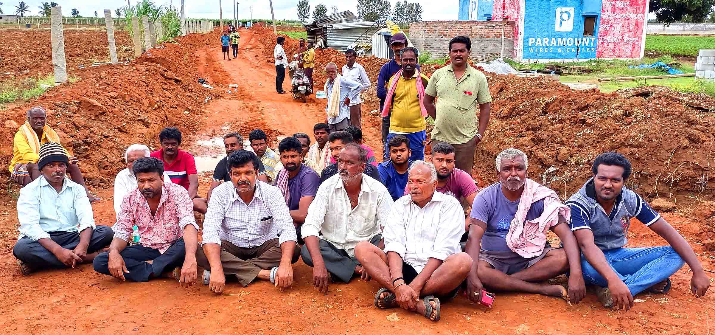 ವಿಜಯಪುರ ಹೋಬಳಿ ಗೊಲ್ಲಹಳ್ಳಿಯ ರಾಜಕಾಲುವೆಯಲ್ಲಿ ರೈತರು ಕುಳಿತು ಪ್ರತಿಭಟನೆ ನಡೆಸಿದರು